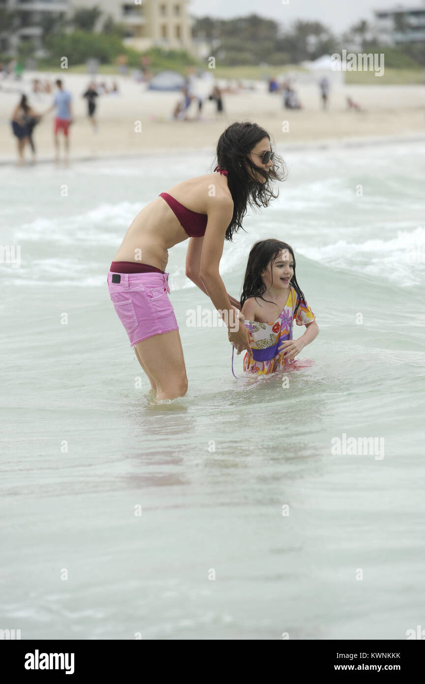 MIAMI BEACH, FL - le 18 juin : Katie Holmes et Suri Cruise a eu une journée  sur la plage aujourd'hui à Miami, à l'extérieur de leur hôtel. La célèbre  paire mère