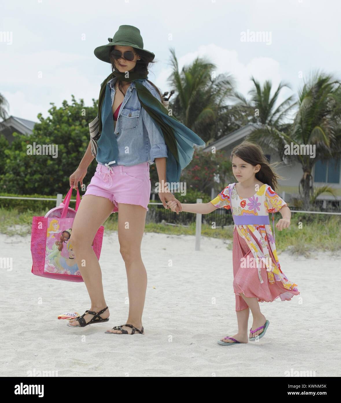 Miami Beach Fl Le 18 Juin Katie Holmes Et Suri Cruise A Eu Une Journee Sur La Plage Aujourd Hui A Miami A L Exterieur De Leur Hotel La Celebre Paire Mere
