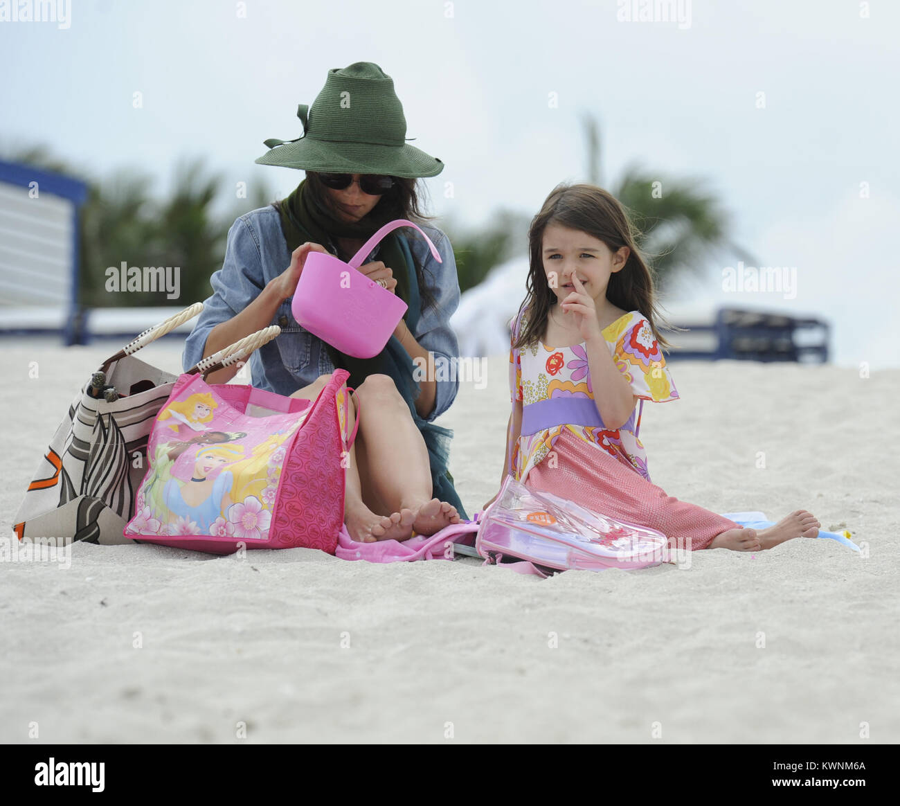 Miami Beach Fl Le 18 Juin Katie Holmes Et Suri Cruise A Eu Une Journee Sur La Plage Aujourd Hui A Miami A L Exterieur De Leur Hotel La Celebre Paire Mere