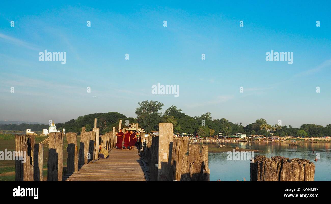 Pont u-bein, AMARAPURA, MYANMAR 21 SEPTEMBRE : les moines Bouddhistes sur leur promenade quotidienne sur le pont dans les premières heures du matin le 21 septembre, 2017,U B Banque D'Images