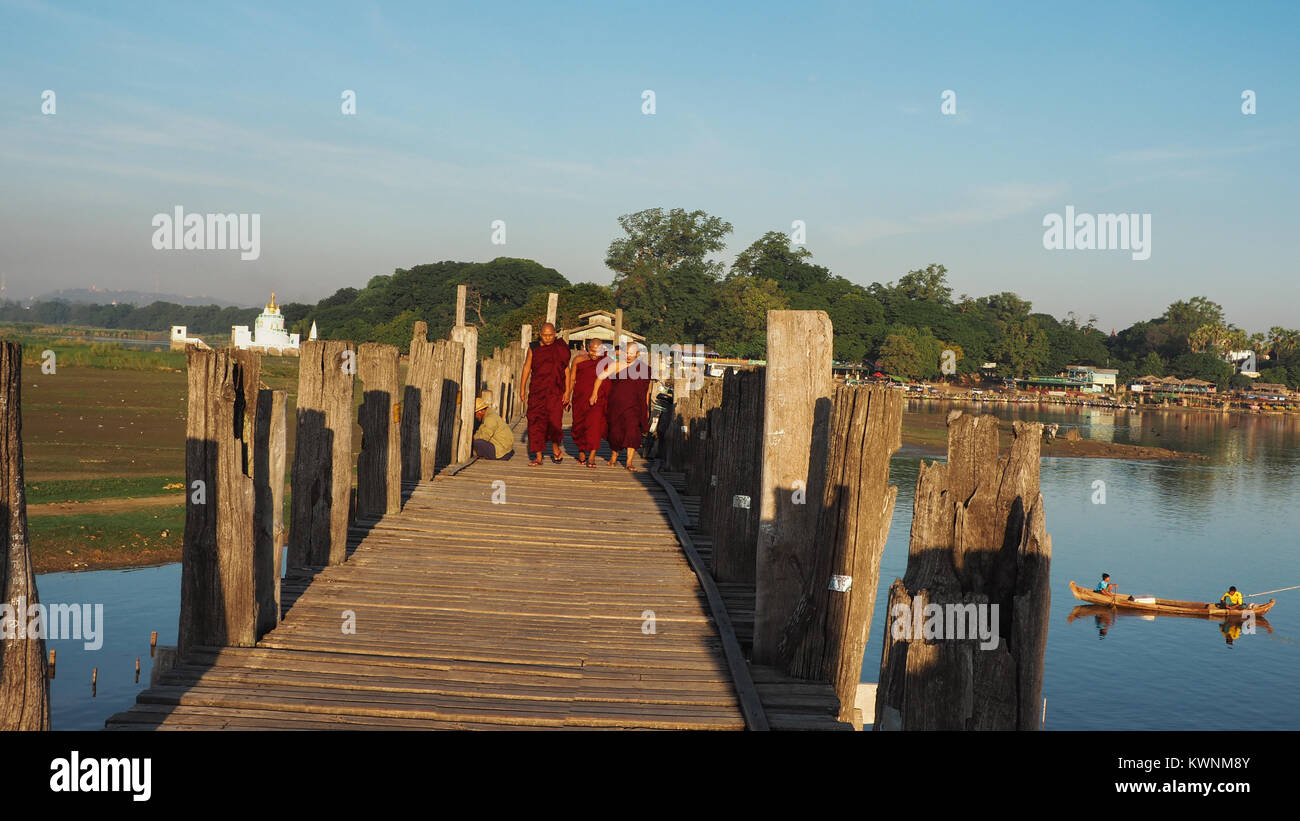Pont u-bein, AMARAPURA, MYANMAR 21 SEPTEMBRE : les moines Bouddhistes sur leur promenade quotidienne sur le pont dans les premières heures du matin le 21 septembre, 2017,U B Banque D'Images