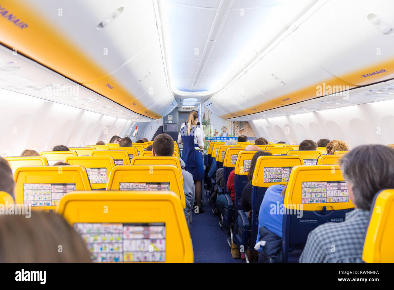 Hôtesse de l'avion de Ryanair sur les voyageurs au service de vol le 14 décembre 2017 sur un vol de Trieste à Valence. Banque D'Images