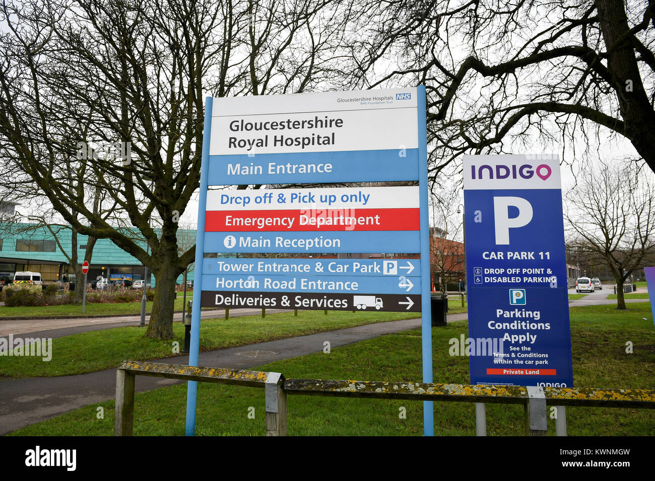 Un générique stock photo de l'entrée principale de l'Hôpital Royal Gloucestershire et signe d'urgence. Banque D'Images