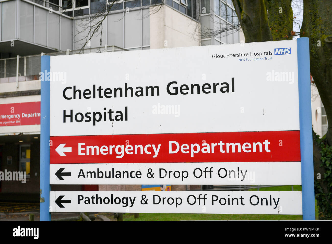 Un service d'urgence de l'Hôpital général et signe de route en dehors de l'Hôpital général de Cheltenham. Banque D'Images