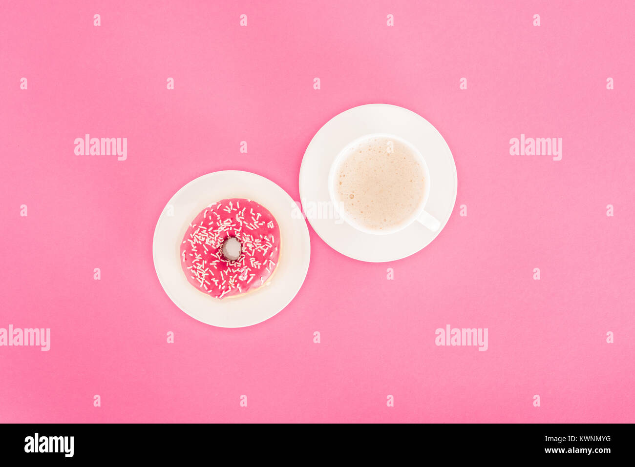 Vue de dessus du donut avec tasse de café isolé sur pink Banque D'Images