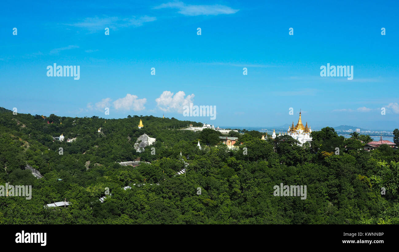 Portrait de plusieurs temples et pagodes sur la montagne avec la rivière Irrawaddy dans l'arrière-plan à partir de la colline de Sagaing, région du Myanmar. Banque D'Images