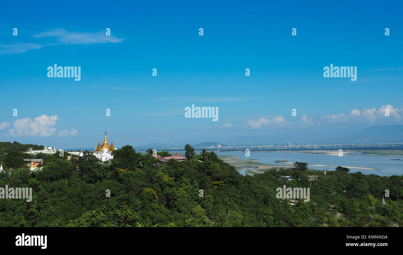 Portrait de plusieurs temples et pagodes sur la montagne avec la rivière Irrawaddy dans l'arrière-plan à partir de la colline de Sagaing, région du Myanmar. Banque D'Images