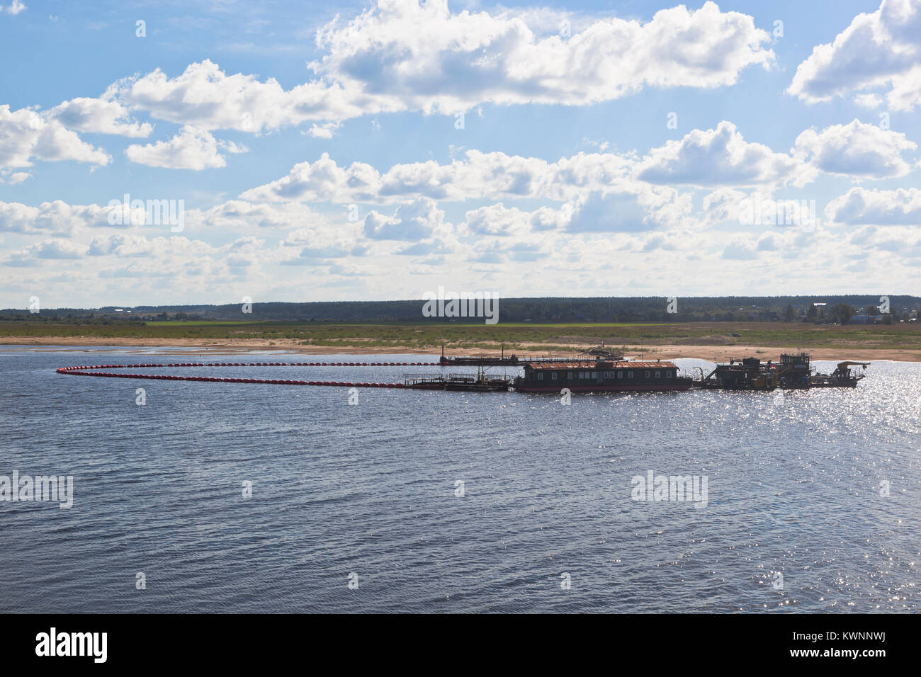 Veliki Ustyug, Vologda Region, Russie - le 11 août 2016 : le dragage par empiéter sur le fleuve Sukhona relie près de Veliky Ustyug Banque D'Images