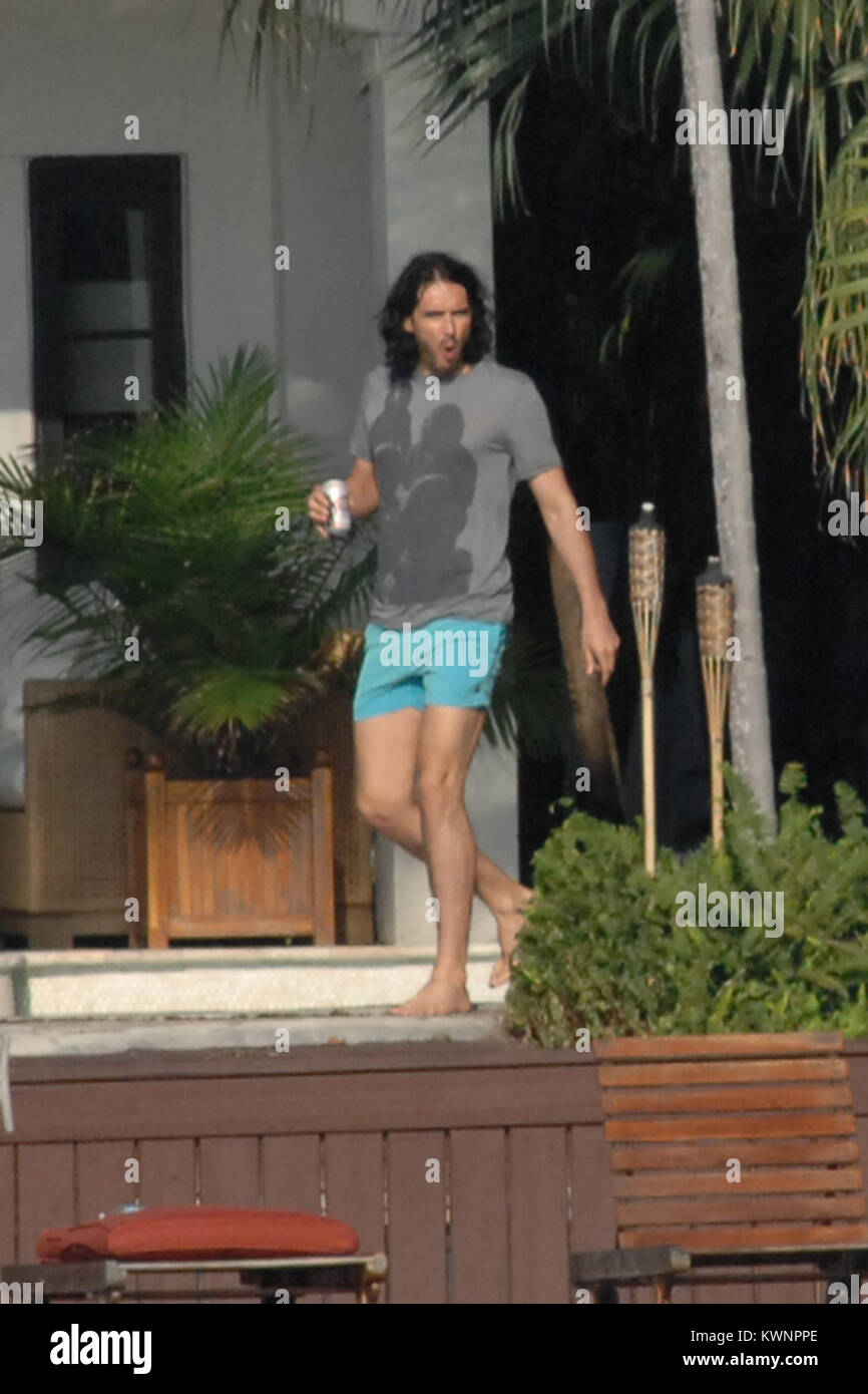 MIAMI, FLORIDE - 08 mai : l'acteur Russell Brand après avoir passé l'après-midi avec les animaux à Jungle Island, est allé sur un Jet Ski ride avec des amis après avoir deux jet skis livrés à sa maison de location. Russell est la préparation pour commencer le tournage Rock of Ages à Miami plus tard ce mois-ci. Edward Russell Brand (né le 4 juin 1975) est un acteur, chanteur, chroniqueur, auteur et présentateur de télévision/radio. Entre-temps femme Katy Perry était en tournée en Australie. Le 8 mai 2011 à Miami, Floride Personnes : Russell Brand Banque D'Images MIAMI, FLORIDE - 08 mai : l'acteur Russell Brand après avoir passé l'après-midi avec les animaux à Jungle Island, est allé sur un Jet Ski ride avec des amis après avoir deux jet skis livrés à sa maison de location. Russell est la préparation pour commencer le tournage Rock of Ages à Miami plus tard ce mois-ci. Edward Russell Brand (né le 4 juin 1975) est un acteur, chanteur, chroniqueur, auteur et présentateur de télévision/radio. Entre-temps femme Katy Perry était en tournée en Australie. Le 8 mai 2011 à Miami, Floride Personnes : Russell Brand Banque D'Images