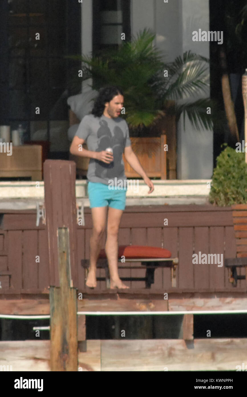 MIAMI, FLORIDE - 08 mai : l'acteur Russell Brand après avoir passé l'après-midi avec les animaux à Jungle Island, est allé sur un Jet Ski ride avec des amis après avoir deux jet skis livrés à sa maison de location. Russell est la préparation pour commencer le tournage Rock of Ages à Miami plus tard ce mois-ci. Edward Russell Brand (né le 4 juin 1975) est un acteur, chanteur, chroniqueur, auteur et présentateur de télévision/radio. Entre-temps femme Katy Perry était en tournée en Australie. Le 8 mai 2011 à Miami, Floride Personnes : Russell Brand Banque D'Images MIAMI, FLORIDE - 08 mai : l'acteur Russell Brand après avoir passé l'après-midi avec les animaux à Jungle Island, est allé sur un Jet Ski ride avec des amis après avoir deux jet skis livrés à sa maison de location. Russell est la préparation pour commencer le tournage Rock of Ages à Miami plus tard ce mois-ci. Edward Russell Brand (né le 4 juin 1975) est un acteur, chanteur, chroniqueur, auteur et présentateur de télévision/radio. Entre-temps femme Katy Perry était en tournée en Australie. Le 8 mai 2011 à Miami, Floride Personnes : Russell Brand Banque D'Images