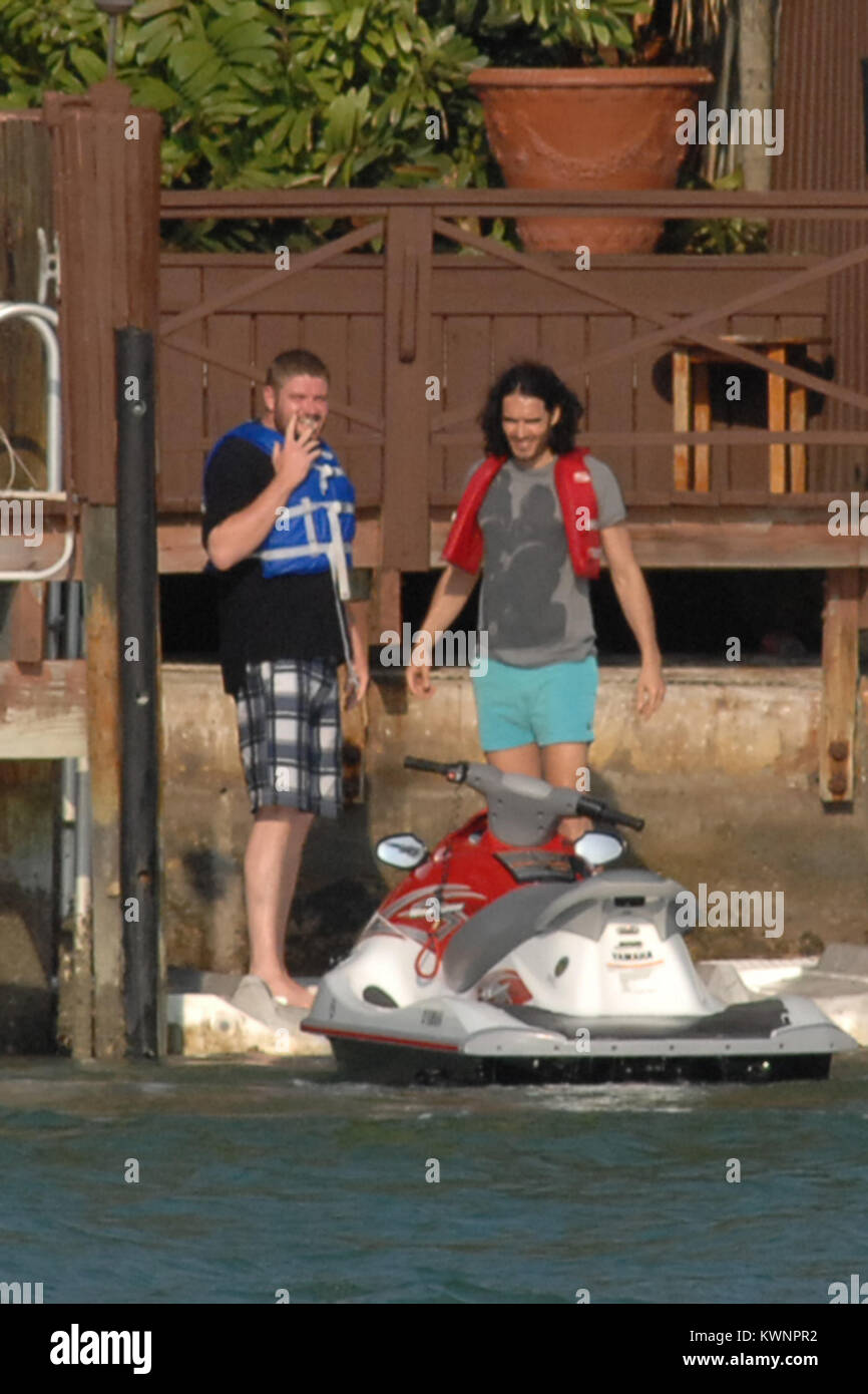 MIAMI, FLORIDE - 08 mai : l'acteur Russell Brand après avoir passé l'après-midi avec les animaux à Jungle Island, est allé sur un Jet Ski ride avec des amis après avoir deux jet skis livrés à sa maison de location. Russell est la préparation pour commencer le tournage Rock of Ages à Miami plus tard ce mois-ci. Edward Russell Brand (né le 4 juin 1975) est un acteur, chanteur, chroniqueur, auteur et présentateur de télévision/radio. Entre-temps femme Katy Perry était en tournée en Australie. Le 8 mai 2011 à Miami, Floride Personnes : Russell Brand Banque D'Images MIAMI, FLORIDE - 08 mai : l'acteur Russell Brand après avoir passé l'après-midi avec les animaux à Jungle Island, est allé sur un Jet Ski ride avec des amis après avoir deux jet skis livrés à sa maison de location. Russell est la préparation pour commencer le tournage Rock of Ages à Miami plus tard ce mois-ci. Edward Russell Brand (né le 4 juin 1975) est un acteur, chanteur, chroniqueur, auteur et présentateur de télévision/radio. Entre-temps femme Katy Perry était en tournée en Australie. Le 8 mai 2011 à Miami, Floride Personnes : Russell Brand Banque D'Images
