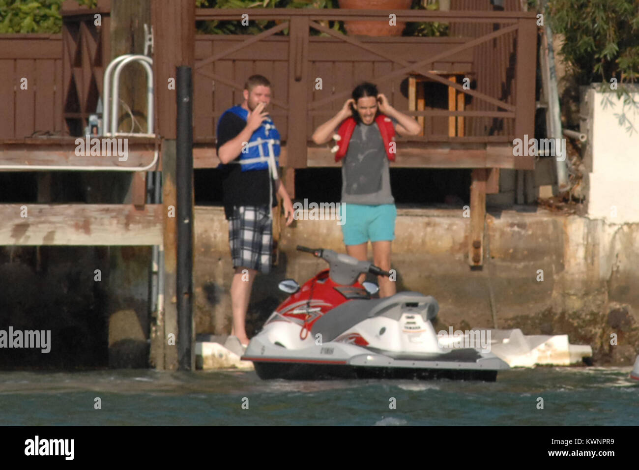 MIAMI, FLORIDE - 08 mai : l'acteur Russell Brand après avoir passé l'après-midi avec les animaux à Jungle Island, est allé sur un Jet Ski ride avec des amis après avoir deux jet skis livrés à sa maison de location. Russell est la préparation pour commencer le tournage Rock of Ages à Miami plus tard ce mois-ci. Edward Russell Brand (né le 4 juin 1975) est un acteur, chanteur, chroniqueur, auteur et présentateur de télévision/radio. Entre-temps femme Katy Perry était en tournée en Australie. Le 8 mai 2011 à Miami, Floride Personnes : Russell Brand Banque D'Images MIAMI, FLORIDE - 08 mai : l'acteur Russell Brand après avoir passé l'après-midi avec les animaux à Jungle Island, est allé sur un Jet Ski ride avec des amis après avoir deux jet skis livrés à sa maison de location. Russell est la préparation pour commencer le tournage Rock of Ages à Miami plus tard ce mois-ci. Edward Russell Brand (né le 4 juin 1975) est un acteur, chanteur, chroniqueur, auteur et présentateur de télévision/radio. Entre-temps femme Katy Perry était en tournée en Australie. Le 8 mai 2011 à Miami, Floride Personnes : Russell Brand Banque D'Images