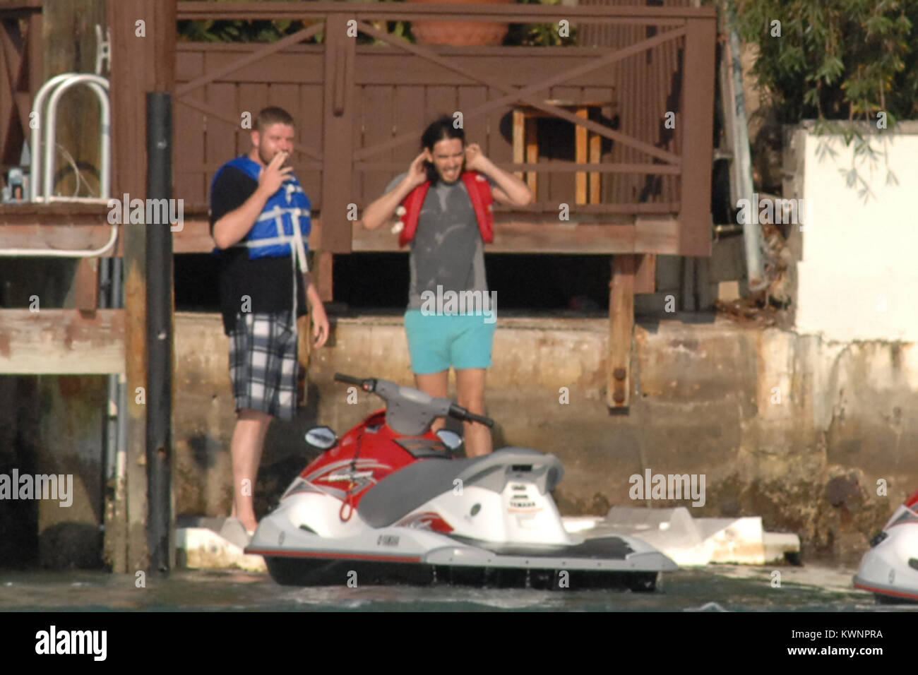 MIAMI, FLORIDE - 08 mai : l'acteur Russell Brand après avoir passé l'après-midi avec les animaux à Jungle Island, est allé sur un Jet Ski ride avec des amis après avoir deux jet skis livrés à sa maison de location. Russell est la préparation pour commencer le tournage Rock of Ages à Miami plus tard ce mois-ci. Edward Russell Brand (né le 4 juin 1975) est un acteur, chanteur, chroniqueur, auteur et présentateur de télévision/radio. Entre-temps femme Katy Perry était en tournée en Australie. Le 8 mai 2011 à Miami, Floride Personnes : Russell Brand Banque D'Images MIAMI, FLORIDE - 08 mai : l'acteur Russell Brand après avoir passé l'après-midi avec les animaux à Jungle Island, est allé sur un Jet Ski ride avec des amis après avoir deux jet skis livrés à sa maison de location. Russell est la préparation pour commencer le tournage Rock of Ages à Miami plus tard ce mois-ci. Edward Russell Brand (né le 4 juin 1975) est un acteur, chanteur, chroniqueur, auteur et présentateur de télévision/radio. Entre-temps femme Katy Perry était en tournée en Australie. Le 8 mai 2011 à Miami, Floride Personnes : Russell Brand Banque D'Images