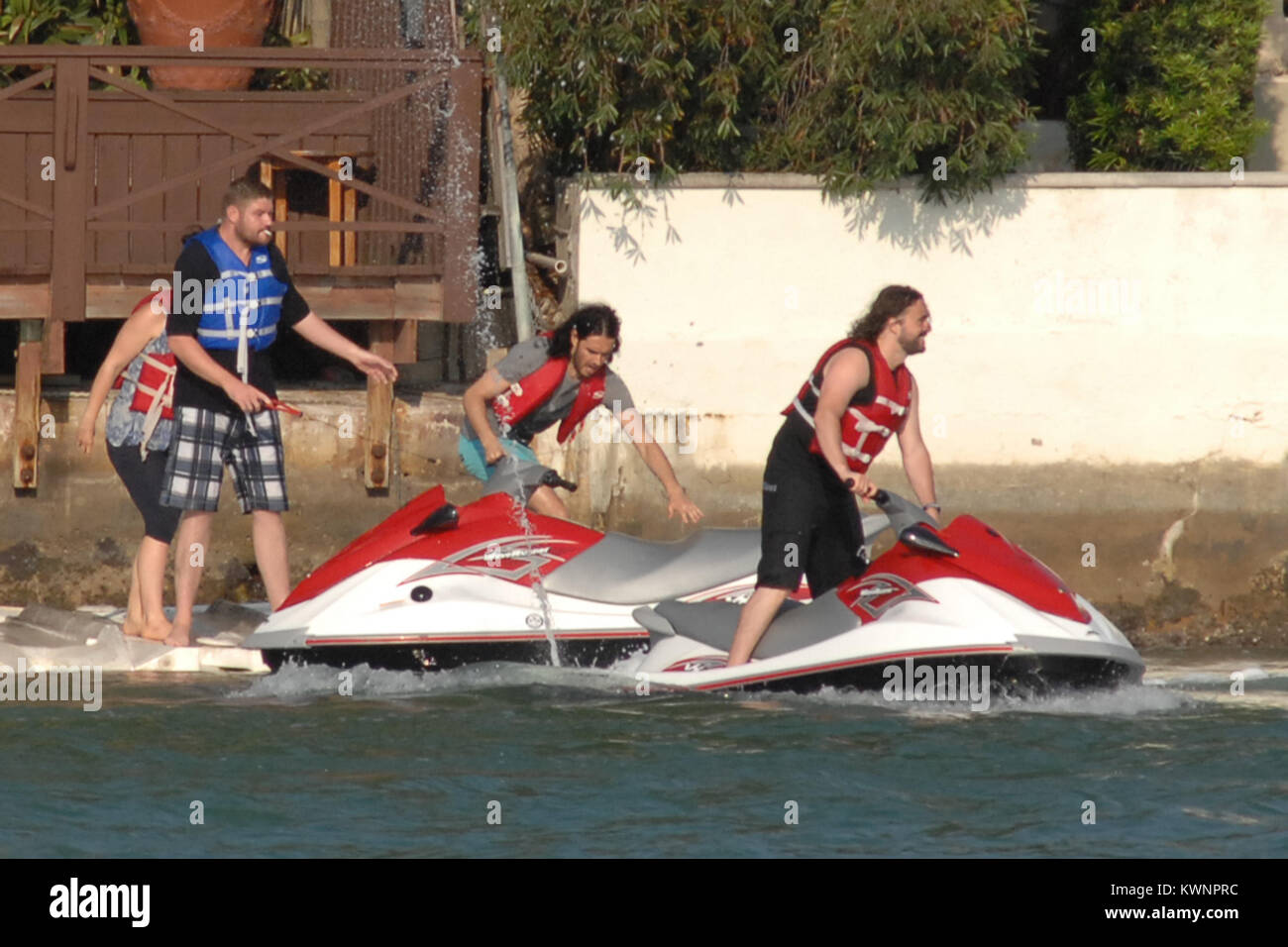 MIAMI, FLORIDE - 08 mai : l'acteur Russell Brand après avoir passé l'après-midi avec les animaux à Jungle Island, est allé sur un Jet Ski ride avec des amis après avoir deux jet skis livrés à sa maison de location. Russell est la préparation pour commencer le tournage Rock of Ages à Miami plus tard ce mois-ci. Edward Russell Brand (né le 4 juin 1975) est un acteur, chanteur, chroniqueur, auteur et présentateur de télévision/radio. Entre-temps femme Katy Perry était en tournée en Australie. Le 8 mai 2011 à Miami, Floride Personnes : Russell Brand Banque D'Images MIAMI, FLORIDE - 08 mai : l'acteur Russell Brand après avoir passé l'après-midi avec les animaux à Jungle Island, est allé sur un Jet Ski ride avec des amis après avoir deux jet skis livrés à sa maison de location. Russell est la préparation pour commencer le tournage Rock of Ages à Miami plus tard ce mois-ci. Edward Russell Brand (né le 4 juin 1975) est un acteur, chanteur, chroniqueur, auteur et présentateur de télévision/radio. Entre-temps femme Katy Perry était en tournée en Australie. Le 8 mai 2011 à Miami, Floride Personnes : Russell Brand Banque D'Images