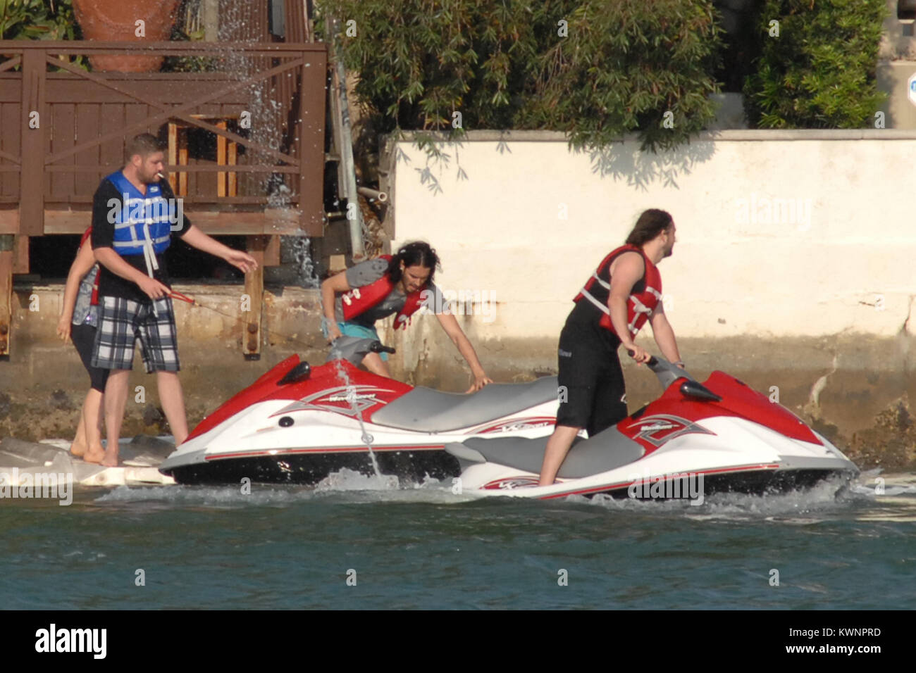 MIAMI, FLORIDE - 08 mai : l'acteur Russell Brand après avoir passé l'après-midi avec les animaux à Jungle Island, est allé sur un Jet Ski ride avec des amis après avoir deux jet skis livrés à sa maison de location. Russell est la préparation pour commencer le tournage Rock of Ages à Miami plus tard ce mois-ci. Edward Russell Brand (né le 4 juin 1975) est un acteur, chanteur, chroniqueur, auteur et présentateur de télévision/radio. Entre-temps femme Katy Perry était en tournée en Australie. Le 8 mai 2011 à Miami, Floride Personnes : Russell Brand Banque D'Images MIAMI, FLORIDE - 08 mai : l'acteur Russell Brand après avoir passé l'après-midi avec les animaux à Jungle Island, est allé sur un Jet Ski ride avec des amis après avoir deux jet skis livrés à sa maison de location. Russell est la préparation pour commencer le tournage Rock of Ages à Miami plus tard ce mois-ci. Edward Russell Brand (né le 4 juin 1975) est un acteur, chanteur, chroniqueur, auteur et présentateur de télévision/radio. Entre-temps femme Katy Perry était en tournée en Australie. Le 8 mai 2011 à Miami, Floride Personnes : Russell Brand Banque D'Images