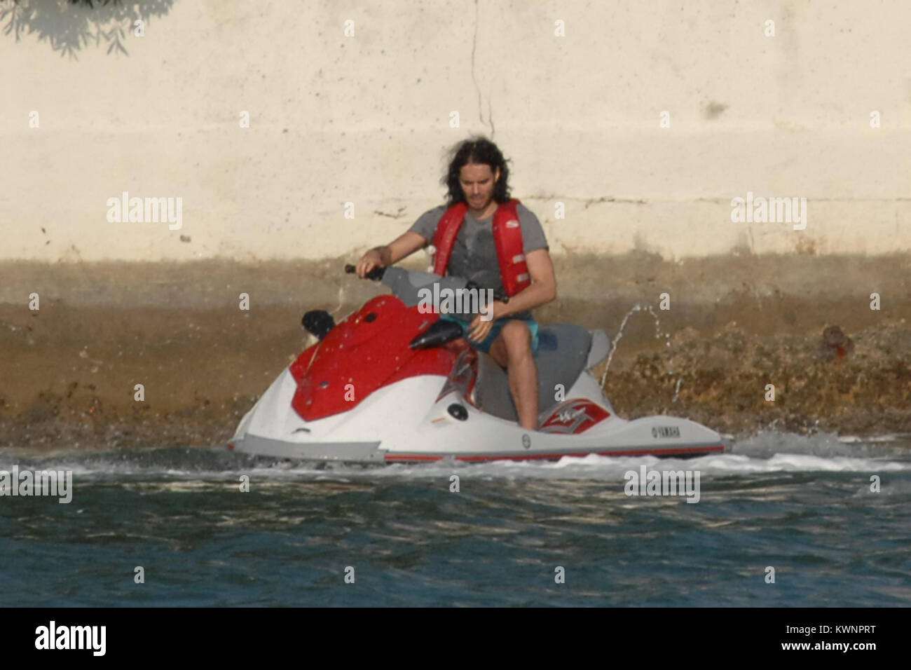 MIAMI, FLORIDE - 08 mai : l'acteur Russell Brand après avoir passé l'après-midi avec les animaux à Jungle Island, est allé sur un Jet Ski ride avec des amis après avoir deux jet skis livrés à sa maison de location. Russell est la préparation pour commencer le tournage Rock of Ages à Miami plus tard ce mois-ci. Edward Russell Brand (né le 4 juin 1975) est un acteur, chanteur, chroniqueur, auteur et présentateur de télévision/radio. Entre-temps femme Katy Perry était en tournée en Australie. Le 8 mai 2011 à Miami, Floride Personnes : Russell Brand Banque D'Images MIAMI, FLORIDE - 08 mai : l'acteur Russell Brand après avoir passé l'après-midi avec les animaux à Jungle Island, est allé sur un Jet Ski ride avec des amis après avoir deux jet skis livrés à sa maison de location. Russell est la préparation pour commencer le tournage Rock of Ages à Miami plus tard ce mois-ci. Edward Russell Brand (né le 4 juin 1975) est un acteur, chanteur, chroniqueur, auteur et présentateur de télévision/radio. Entre-temps femme Katy Perry était en tournée en Australie. Le 8 mai 2011 à Miami, Floride Personnes : Russell Brand Banque D'Images