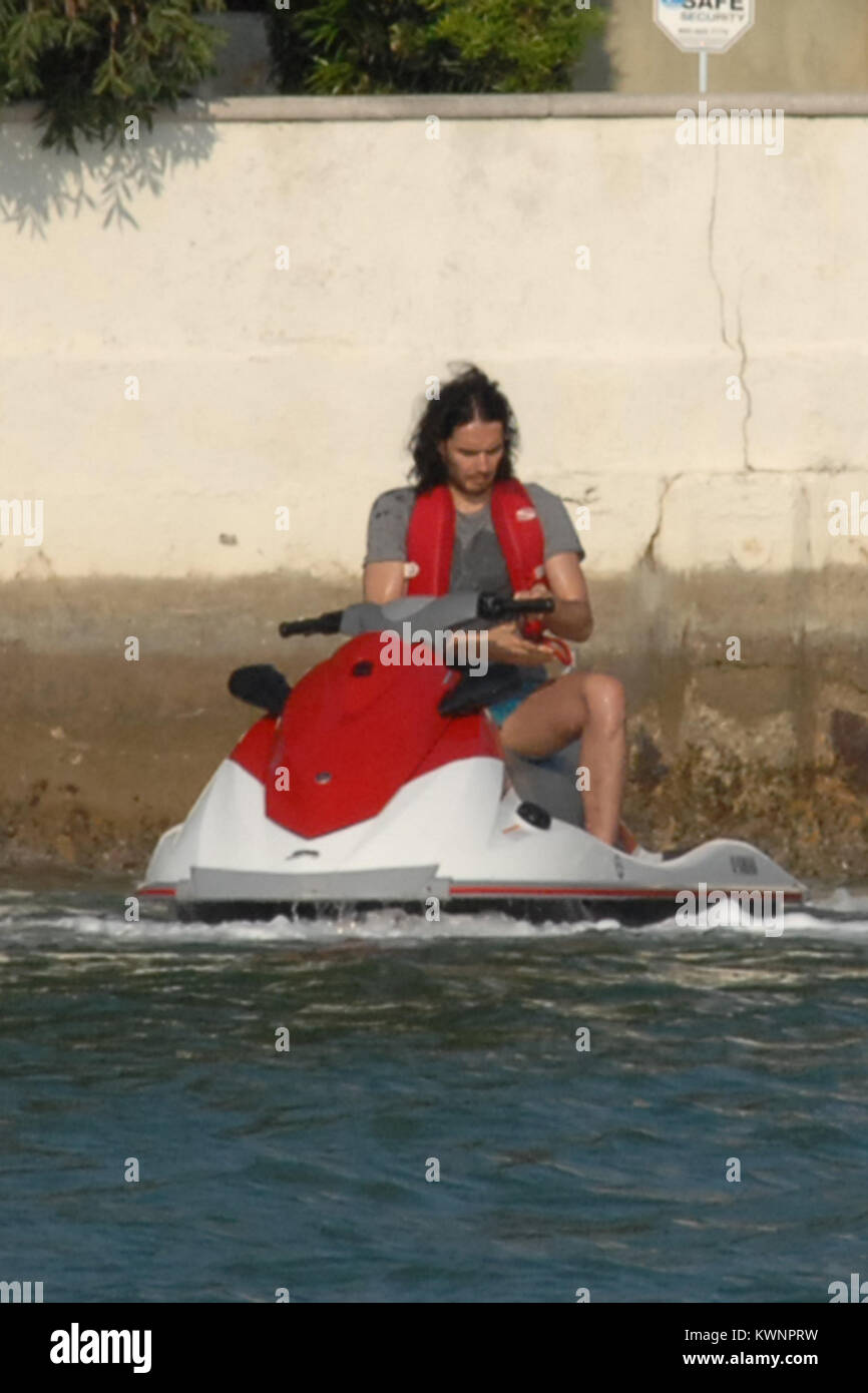 MIAMI, FLORIDE - 08 mai : l'acteur Russell Brand après avoir passé l'après-midi avec les animaux à Jungle Island, est allé sur un Jet Ski ride avec des amis après avoir deux jet skis livrés à sa maison de location. Russell est la préparation pour commencer le tournage Rock of Ages à Miami plus tard ce mois-ci. Edward Russell Brand (né le 4 juin 1975) est un acteur, chanteur, chroniqueur, auteur et présentateur de télévision/radio. Entre-temps femme Katy Perry était en tournée en Australie. Le 8 mai 2011 à Miami, Floride Personnes : Russell Brand Banque D'Images MIAMI, FLORIDE - 08 mai : l'acteur Russell Brand après avoir passé l'après-midi avec les animaux à Jungle Island, est allé sur un Jet Ski ride avec des amis après avoir deux jet skis livrés à sa maison de location. Russell est la préparation pour commencer le tournage Rock of Ages à Miami plus tard ce mois-ci. Edward Russell Brand (né le 4 juin 1975) est un acteur, chanteur, chroniqueur, auteur et présentateur de télévision/radio. Entre-temps femme Katy Perry était en tournée en Australie. Le 8 mai 2011 à Miami, Floride Personnes : Russell Brand Banque D'Images