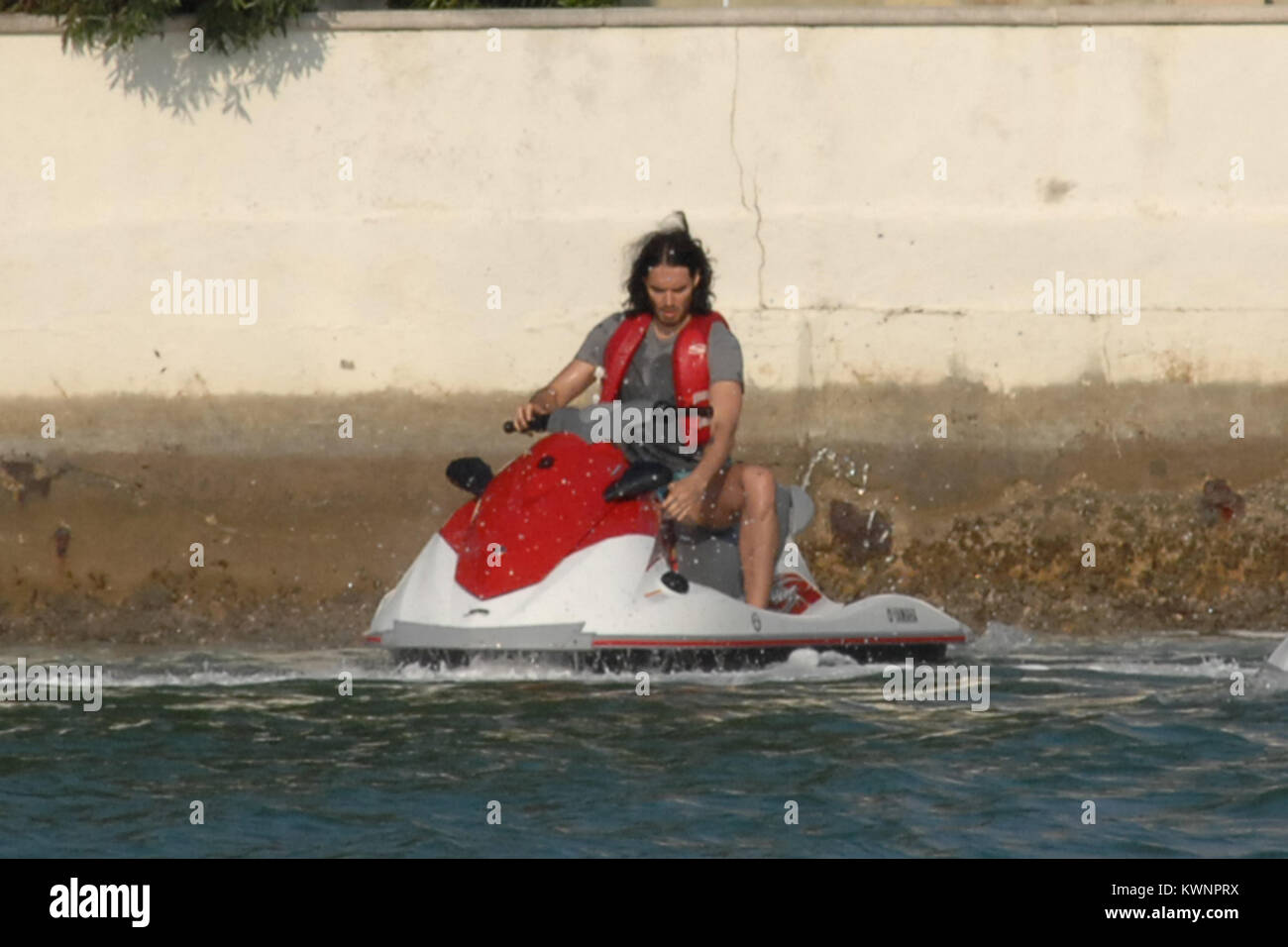 MIAMI, FLORIDE - 08 mai : l'acteur Russell Brand après avoir passé l'après-midi avec les animaux à Jungle Island, est allé sur un Jet Ski ride avec des amis après avoir deux jet skis livrés à sa maison de location. Russell est la préparation pour commencer le tournage Rock of Ages à Miami plus tard ce mois-ci. Edward Russell Brand (né le 4 juin 1975) est un acteur, chanteur, chroniqueur, auteur et présentateur de télévision/radio. Entre-temps femme Katy Perry était en tournée en Australie. Le 8 mai 2011 à Miami, Floride Personnes : Russell Brand Banque D'Images MIAMI, FLORIDE - 08 mai : l'acteur Russell Brand après avoir passé l'après-midi avec les animaux à Jungle Island, est allé sur un Jet Ski ride avec des amis après avoir deux jet skis livrés à sa maison de location. Russell est la préparation pour commencer le tournage Rock of Ages à Miami plus tard ce mois-ci. Edward Russell Brand (né le 4 juin 1975) est un acteur, chanteur, chroniqueur, auteur et présentateur de télévision/radio. Entre-temps femme Katy Perry était en tournée en Australie. Le 8 mai 2011 à Miami, Floride Personnes : Russell Brand Banque D'Images