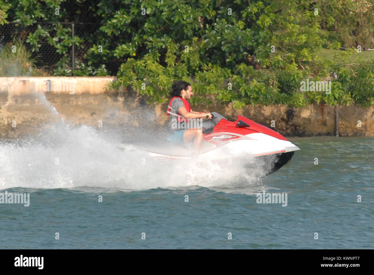 MIAMI, FLORIDE - 08 mai : l'acteur Russell Brand après avoir passé l'après-midi avec les animaux à Jungle Island, est allé sur un Jet Ski ride avec des amis après avoir deux jet skis livrés à sa maison de location. Russell est la préparation pour commencer le tournage Rock of Ages à Miami plus tard ce mois-ci. Edward Russell Brand (né le 4 juin 1975) est un acteur, chanteur, chroniqueur, auteur et présentateur de télévision/radio. Entre-temps femme Katy Perry était en tournée en Australie. Le 8 mai 2011 à Miami, Floride Personnes : Russell Brand Banque D'Images MIAMI, FLORIDE - 08 mai : l'acteur Russell Brand après avoir passé l'après-midi avec les animaux à Jungle Island, est allé sur un Jet Ski ride avec des amis après avoir deux jet skis livrés à sa maison de location. Russell est la préparation pour commencer le tournage Rock of Ages à Miami plus tard ce mois-ci. Edward Russell Brand (né le 4 juin 1975) est un acteur, chanteur, chroniqueur, auteur et présentateur de télévision/radio. Entre-temps femme Katy Perry était en tournée en Australie. Le 8 mai 2011 à Miami, Floride Personnes : Russell Brand Banque D'Images