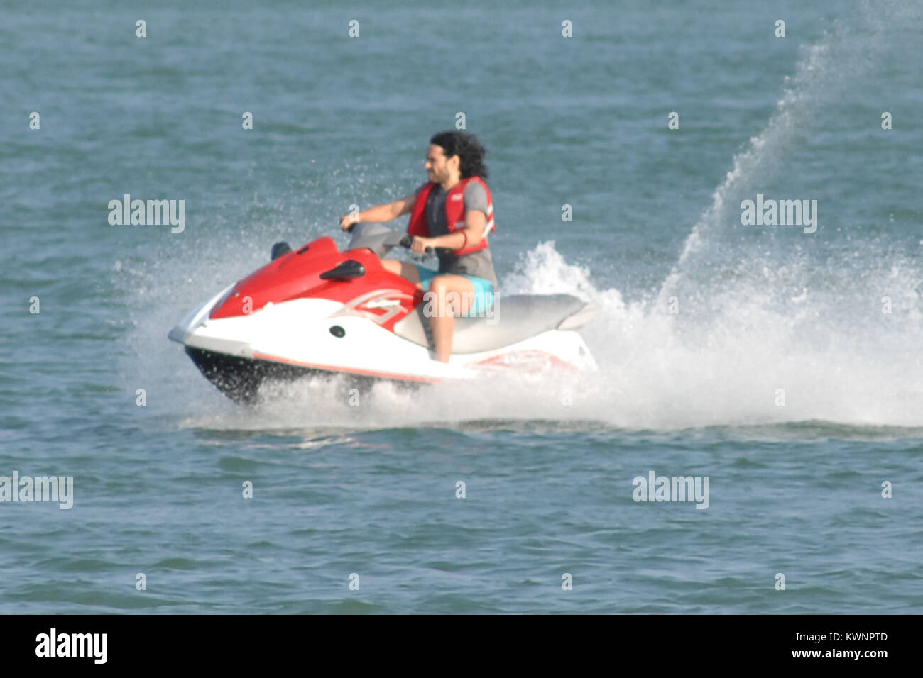 MIAMI, FLORIDE - 08 mai : l'acteur Russell Brand après avoir passé l'après-midi avec les animaux à Jungle Island, est allé sur un Jet Ski ride avec des amis après avoir deux jet skis livrés à sa maison de location. Russell est la préparation pour commencer le tournage Rock of Ages à Miami plus tard ce mois-ci. Edward Russell Brand (né le 4 juin 1975) est un acteur, chanteur, chroniqueur, auteur et présentateur de télévision/radio. Entre-temps femme Katy Perry était en tournée en Australie. Le 8 mai 2011 à Miami, Floride Personnes : Russell Brand Banque D'Images MIAMI, FLORIDE - 08 mai : l'acteur Russell Brand après avoir passé l'après-midi avec les animaux à Jungle Island, est allé sur un Jet Ski ride avec des amis après avoir deux jet skis livrés à sa maison de location. Russell est la préparation pour commencer le tournage Rock of Ages à Miami plus tard ce mois-ci. Edward Russell Brand (né le 4 juin 1975) est un acteur, chanteur, chroniqueur, auteur et présentateur de télévision/radio. Entre-temps femme Katy Perry était en tournée en Australie. Le 8 mai 2011 à Miami, Floride Personnes : Russell Brand Banque D'Images