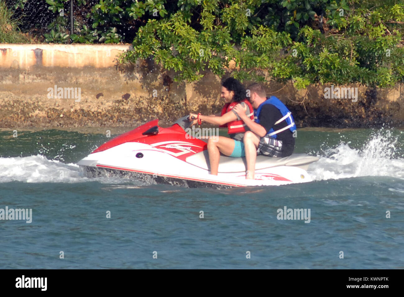 MIAMI, FLORIDE - 08 mai : l'acteur Russell Brand après avoir passé l'après-midi avec les animaux à Jungle Island, est allé sur un Jet Ski ride avec des amis après avoir deux jet skis livrés à sa maison de location. Russell est la préparation pour commencer le tournage Rock of Ages à Miami plus tard ce mois-ci. Edward Russell Brand (né le 4 juin 1975) est un acteur, chanteur, chroniqueur, auteur et présentateur de télévision/radio. Entre-temps femme Katy Perry était en tournée en Australie. Le 8 mai 2011 à Miami, Floride Personnes : Russell Brand Banque D'Images MIAMI, FLORIDE - 08 mai : l'acteur Russell Brand après avoir passé l'après-midi avec les animaux à Jungle Island, est allé sur un Jet Ski ride avec des amis après avoir deux jet skis livrés à sa maison de location. Russell est la préparation pour commencer le tournage Rock of Ages à Miami plus tard ce mois-ci. Edward Russell Brand (né le 4 juin 1975) est un acteur, chanteur, chroniqueur, auteur et présentateur de télévision/radio. Entre-temps femme Katy Perry était en tournée en Australie. Le 8 mai 2011 à Miami, Floride Personnes : Russell Brand Banque D'Images
