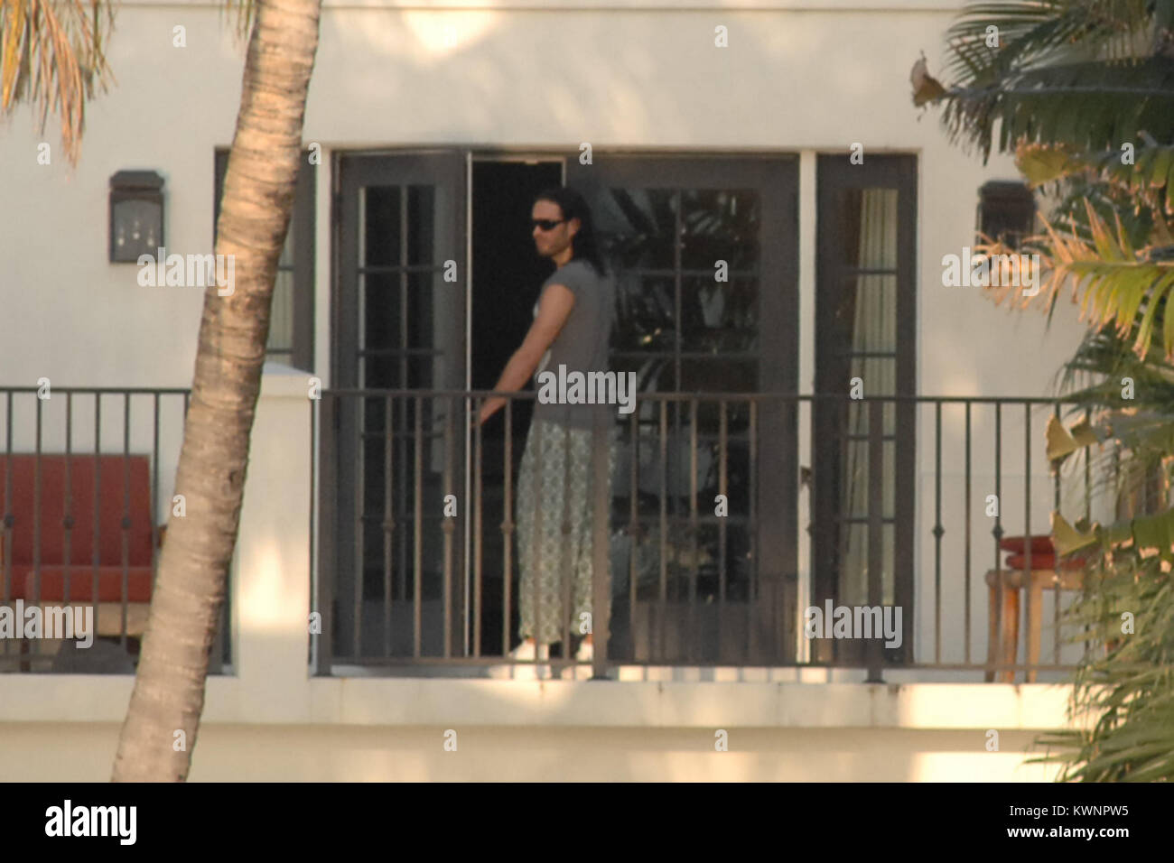 MIAMI, FLORIDE - 08 mai : l'acteur Russell Brand après avoir passé l'après-midi avec les animaux à Jungle Island, est allé sur un Jet Ski ride avec des amis après avoir deux jet skis livrés à sa maison de location. Russell est la préparation pour commencer le tournage Rock of Ages à Miami plus tard ce mois-ci. Edward Russell Brand (né le 4 juin 1975) est un acteur, chanteur, chroniqueur, auteur et présentateur de télévision/radio. Entre-temps femme Katy Perry était en tournée en Australie. Le 8 mai 2011 à Miami, Floride Personnes : Russell Brand Banque D'Images MIAMI, FLORIDE - 08 mai : l'acteur Russell Brand après avoir passé l'après-midi avec les animaux à Jungle Island, est allé sur un Jet Ski ride avec des amis après avoir deux jet skis livrés à sa maison de location. Russell est la préparation pour commencer le tournage Rock of Ages à Miami plus tard ce mois-ci. Edward Russell Brand (né le 4 juin 1975) est un acteur, chanteur, chroniqueur, auteur et présentateur de télévision/radio. Entre-temps femme Katy Perry était en tournée en Australie. Le 8 mai 2011 à Miami, Floride Personnes : Russell Brand Banque D'Images