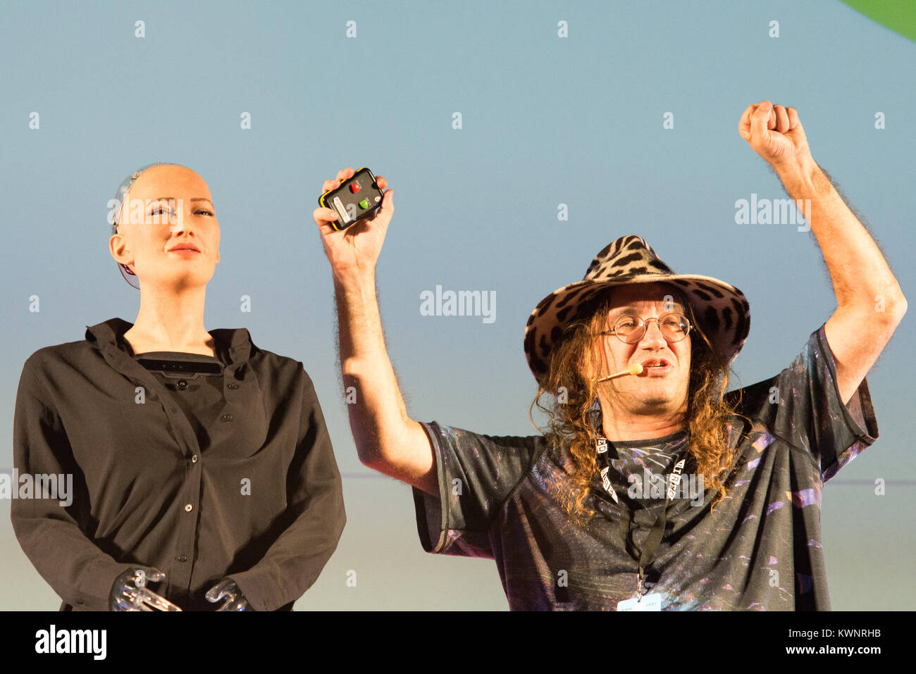 Sophia Androide premier citoyen robot interviewé par Ben Goertzel fondateur et PDG de SingularityNET qui fonctionne et les recherches en intelligence artificielle Banque D'Images