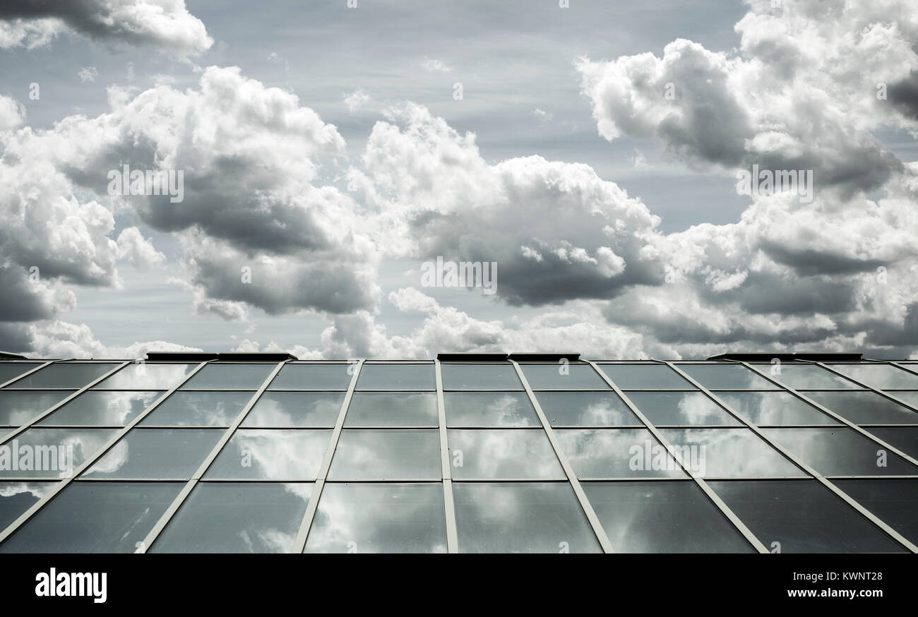 Ciel nuageux spectaculaires au-dessus du toit en verre moderne Banque D'Images