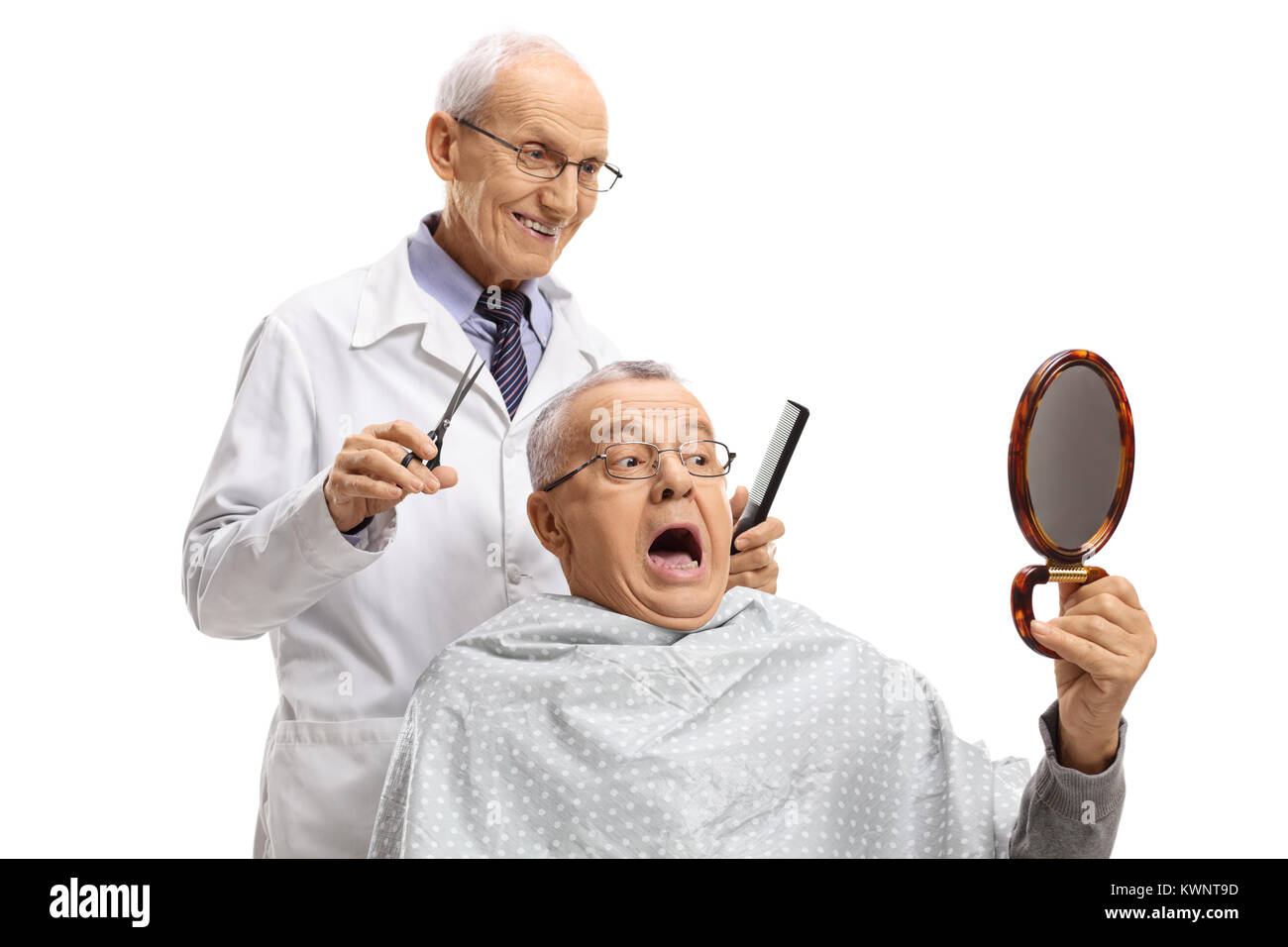 Choqué à sa coupe de la haute à la recherche dans le miroir chez le coiffeur isolé sur fond blanc Banque D'Images