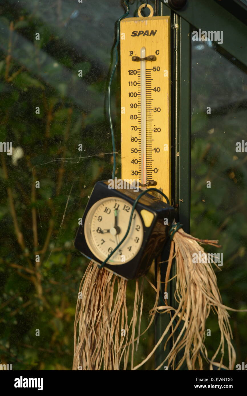 Thermomètre et Clockyellow, noir Banque D'Images