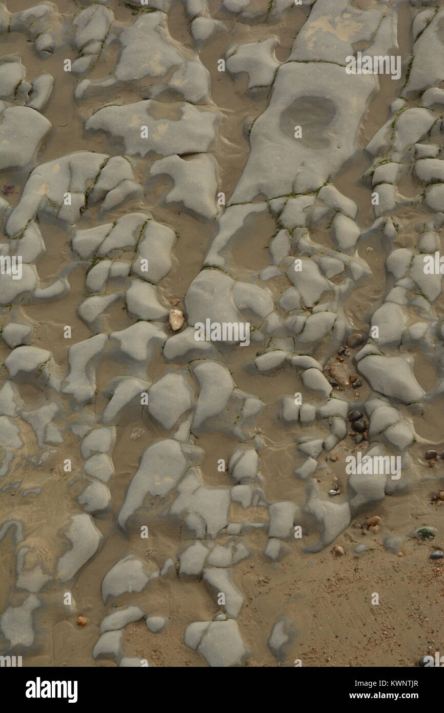 Des roches dans le sable à marée basse Banque D'Images