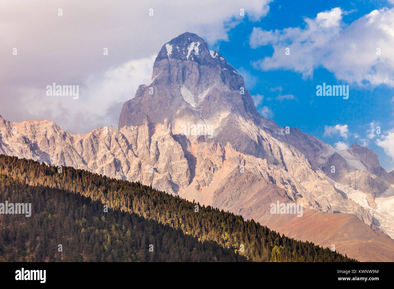 Ushba est l'un des plus remarquables pics des montagnes du Caucase. Il est situé dans la région de Svaneti de Géorgie. Banque D'Images