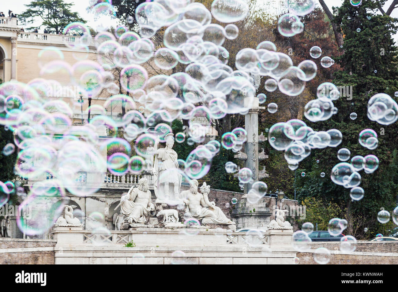 Groupe de bulles de savon de vol couvrant fontaine nommé Rome entre le Tibre et l'Aniene à Piazza del Popolo à Rome, Italie Banque D'Images