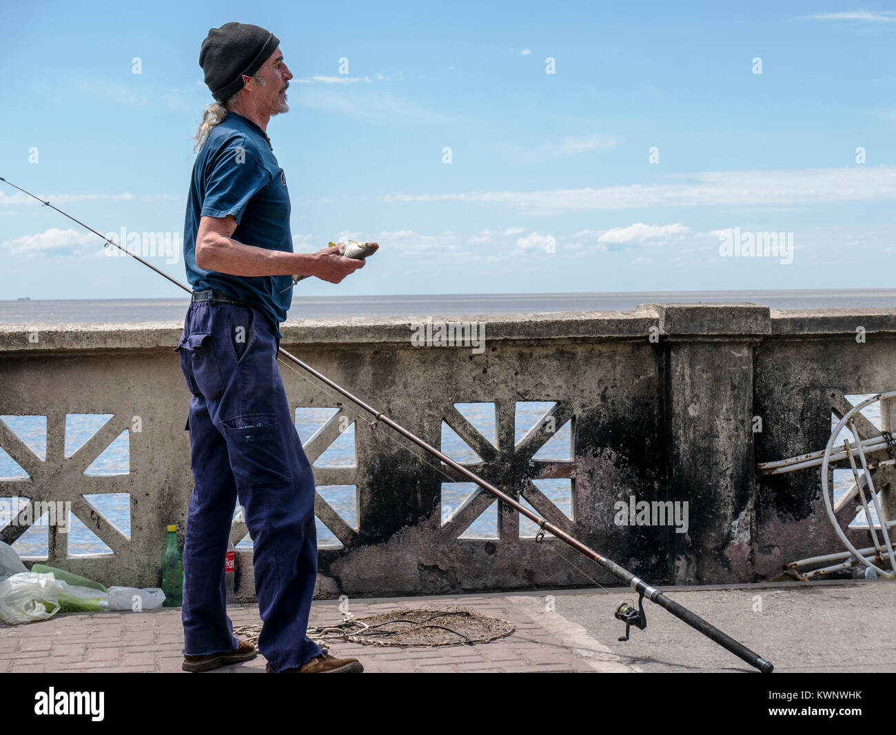 Pêcheur le long de la côte près de l'Aeroparque Jorge Newbery de Buenos Aires ; Argentine ; Banque D'Images