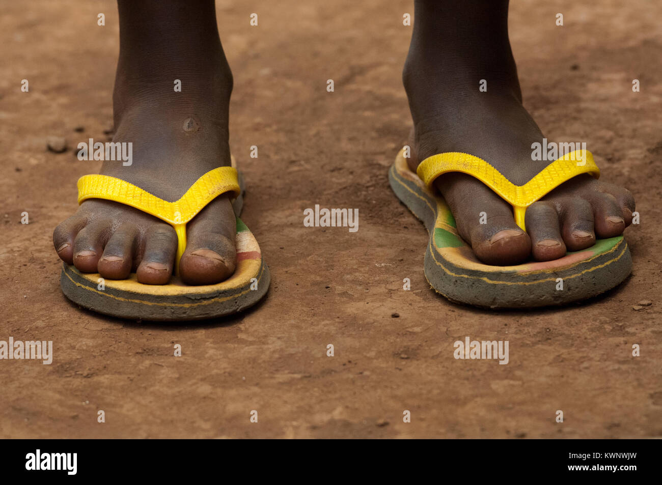 Close up of African personnes pieds dans des sandales. Le Rwanda. Banque D'Images