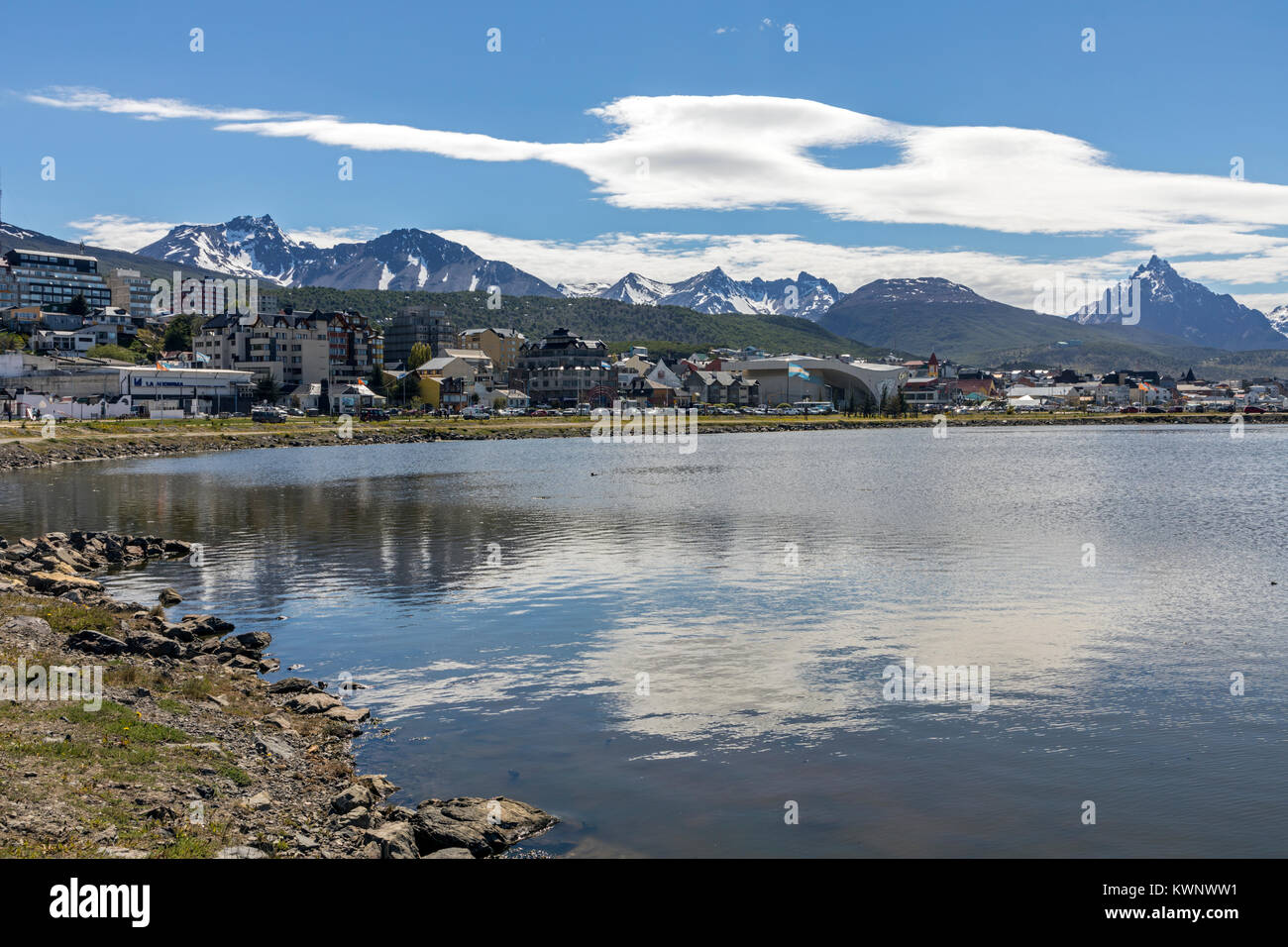 Ville et sur la montagne de port d'expédition d'Ushuaia, Argentine Banque D'Images