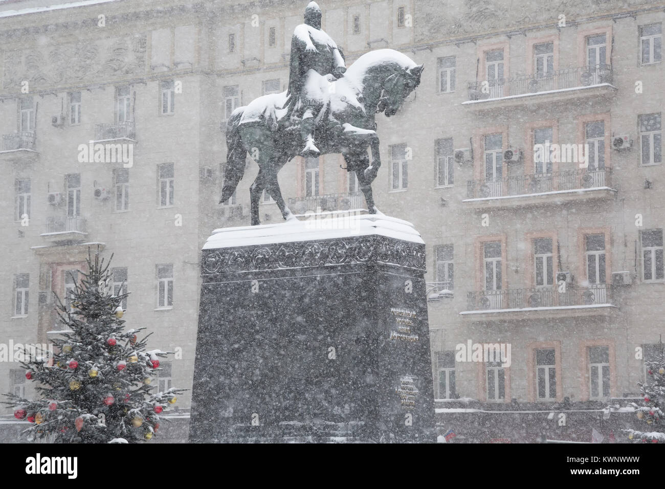 Vue du monument à Youri Dolgorouki sur Tverskaya Square pendant neige anormale au moment de Noël au centre de Moscou, Russie Banque D'Images