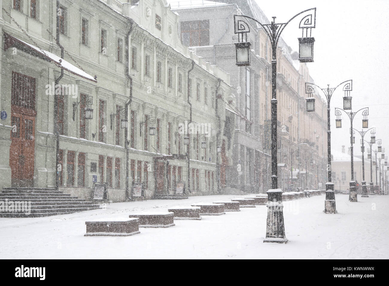 Vue sur le bâtiment du Théâtre des Arts de Moscou et Kamergersky lane au cours de neige anormale au centre de Moscou, Russie Banque D'Images