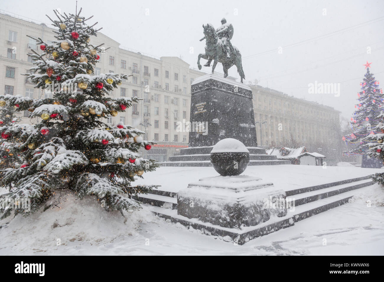 Vue du monument à Youri Dolgorouki sur Tverskaya Square pendant les chutes de neige à l'époque de Noël au centre de Moscou, Russie Banque D'Images