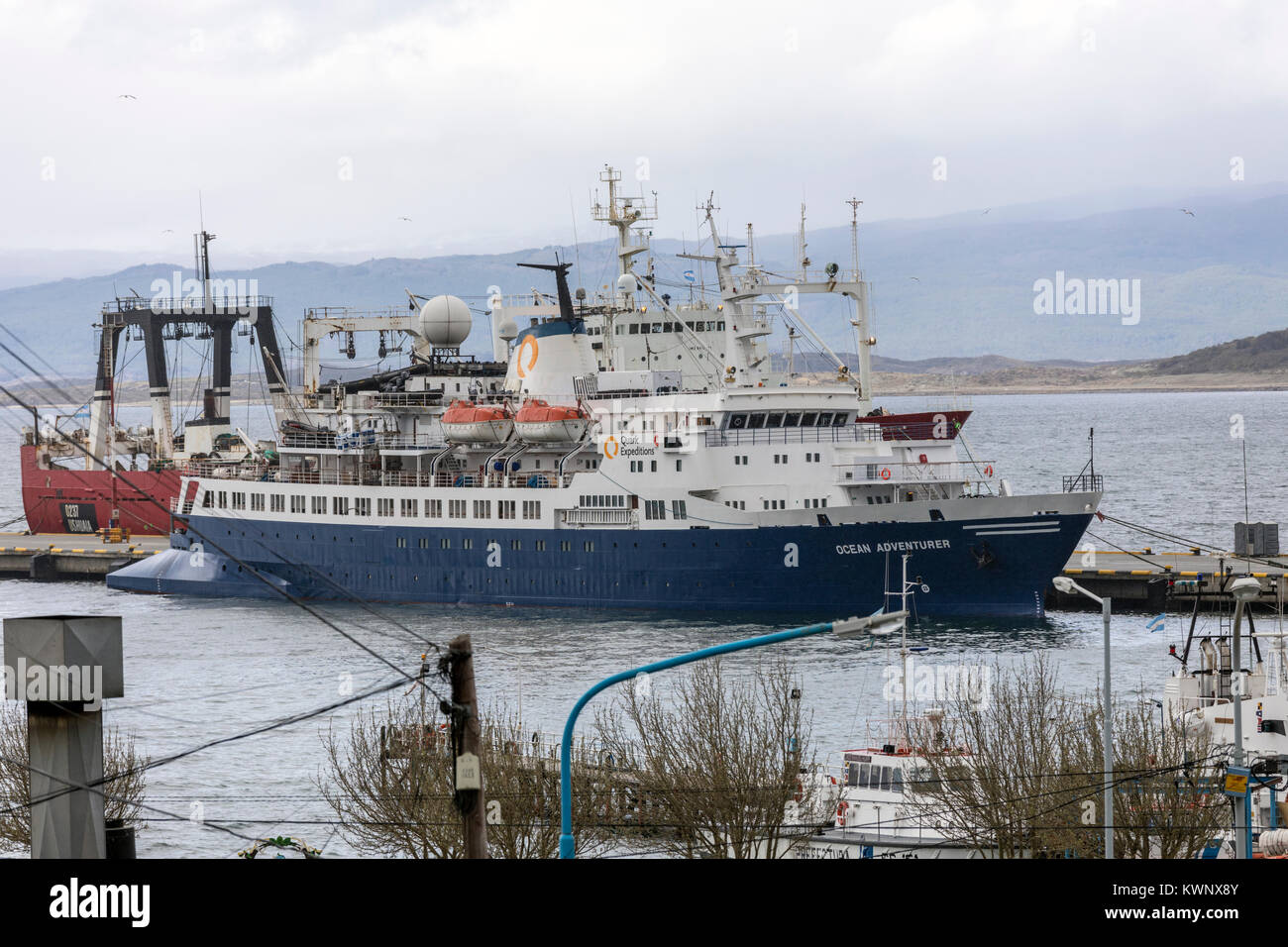 Navires à passagers de l'aventurier de l'océan a accosté à Ushuaia, Argentine ; en route vers l'Antarctique Banque D'Images