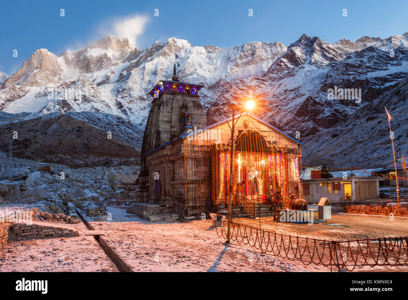 Temple Kedarnath avant le lever du soleil, c'est un temple hindou dédié à Shiva, l'Inde. Banque D'Images