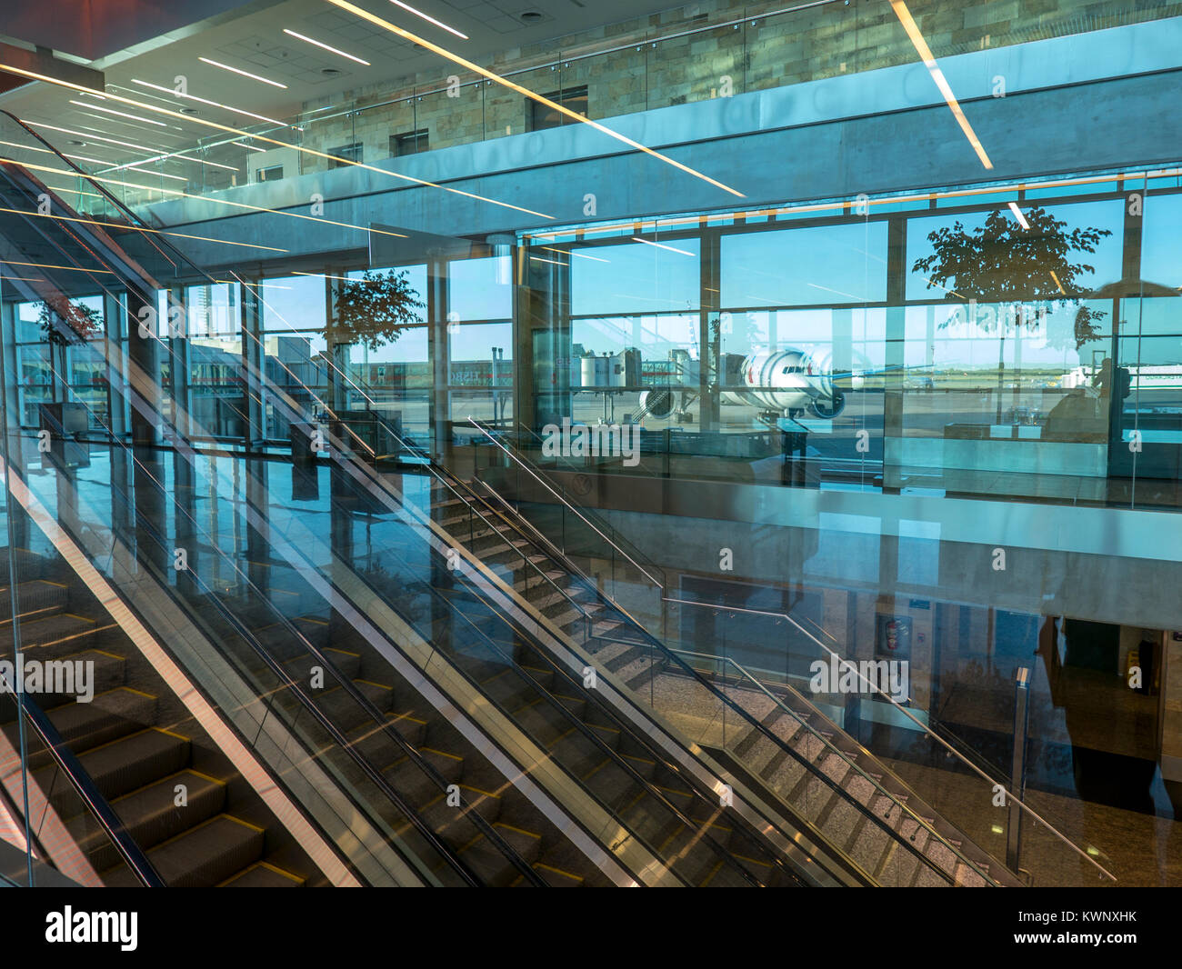 Résumé Vue intérieure d'escalators & commercial jet à l'aéroport international Ministro Pistarini Ezeiza, Buenos Aires, Argentine ; Banque D'Images