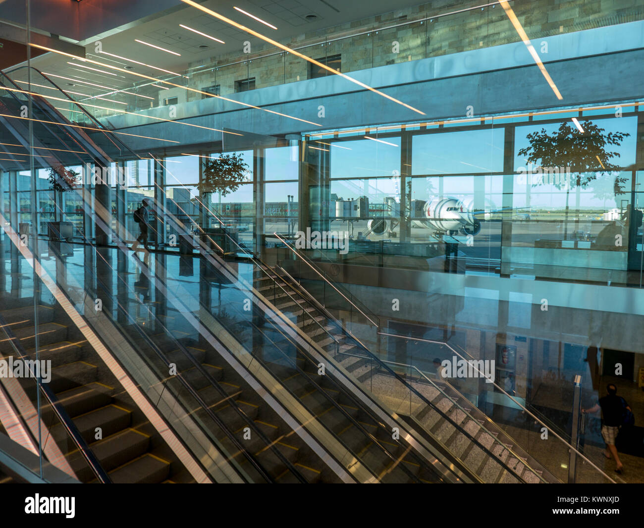 Résumé Vue intérieure d'escalators & commercial jet à l'aéroport international Ministro Pistarini Ezeiza, Buenos Aires, Argentine ; Banque D'Images