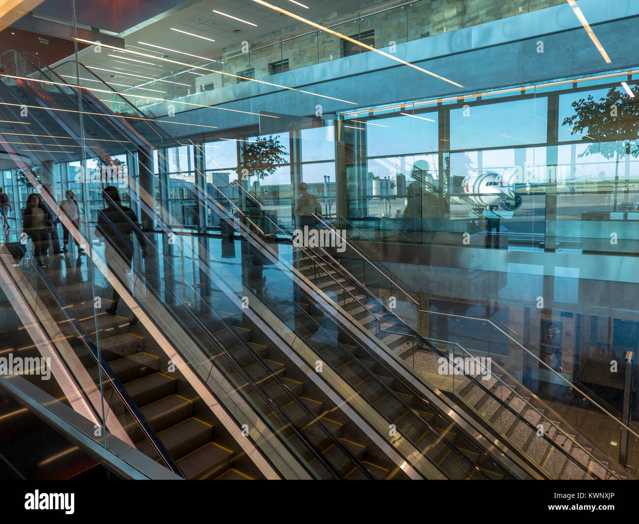 Résumé Vue intérieure d'escalators & commercial jet à l'aéroport international Ministro Pistarini Ezeiza, Buenos Aires, Argentine ; Banque D'Images