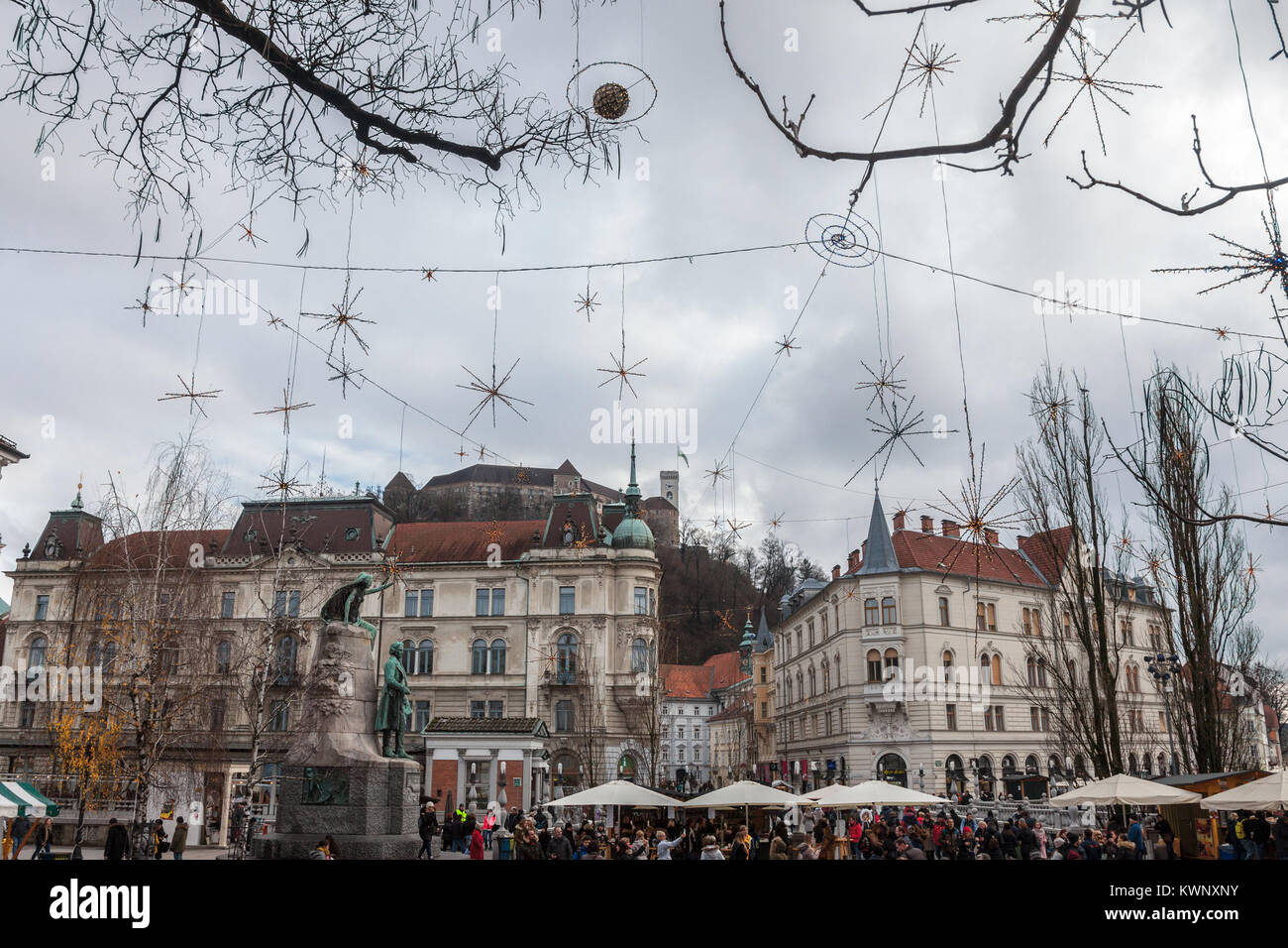 LJUBLJANA, SLOVÉNIE - 16 décembre 2017 : Foule rassemblée pour le marché de Noël sur la place Presernov avec pont Tromostovje et le château de Ljubljana dans la b Banque D'Images