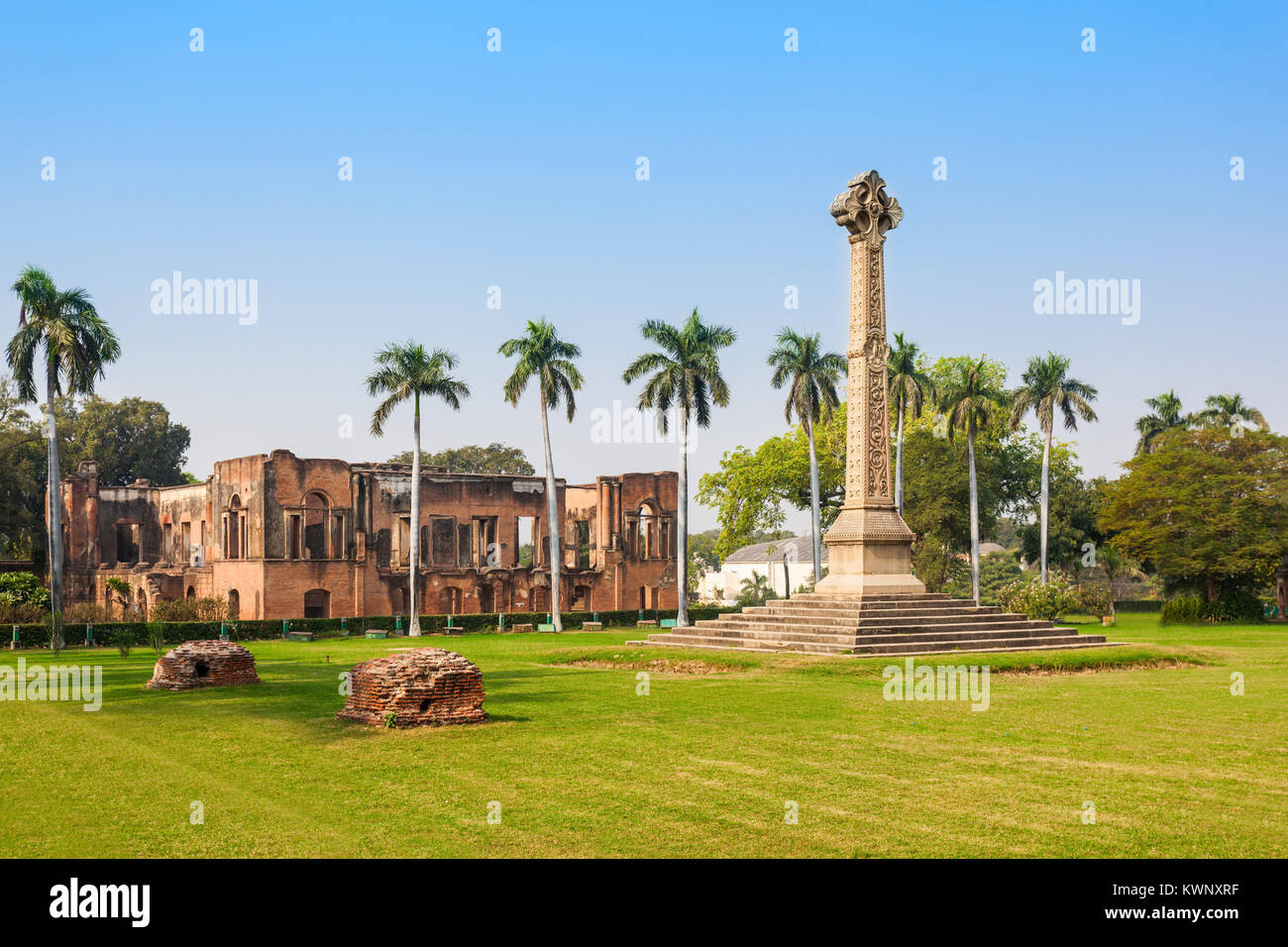 Musée et le High cross Sir Henry Lawrence Memorial à la résidence britannique à Lucknow, Inde Banque D'Images