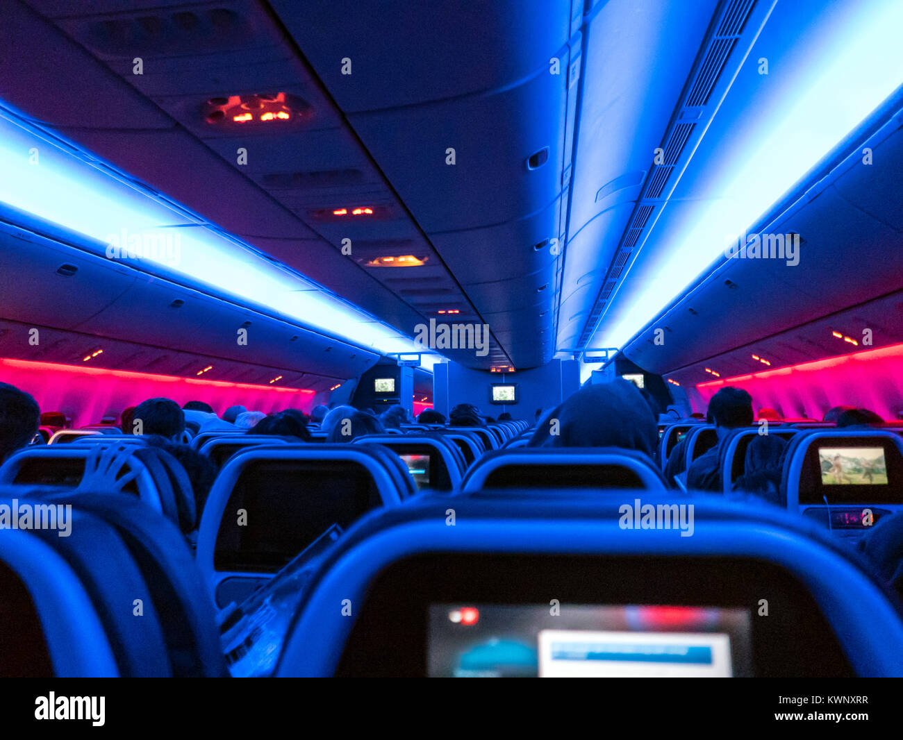 Vue de nuit de l'intérieur de l'avion commercial Banque D'Images