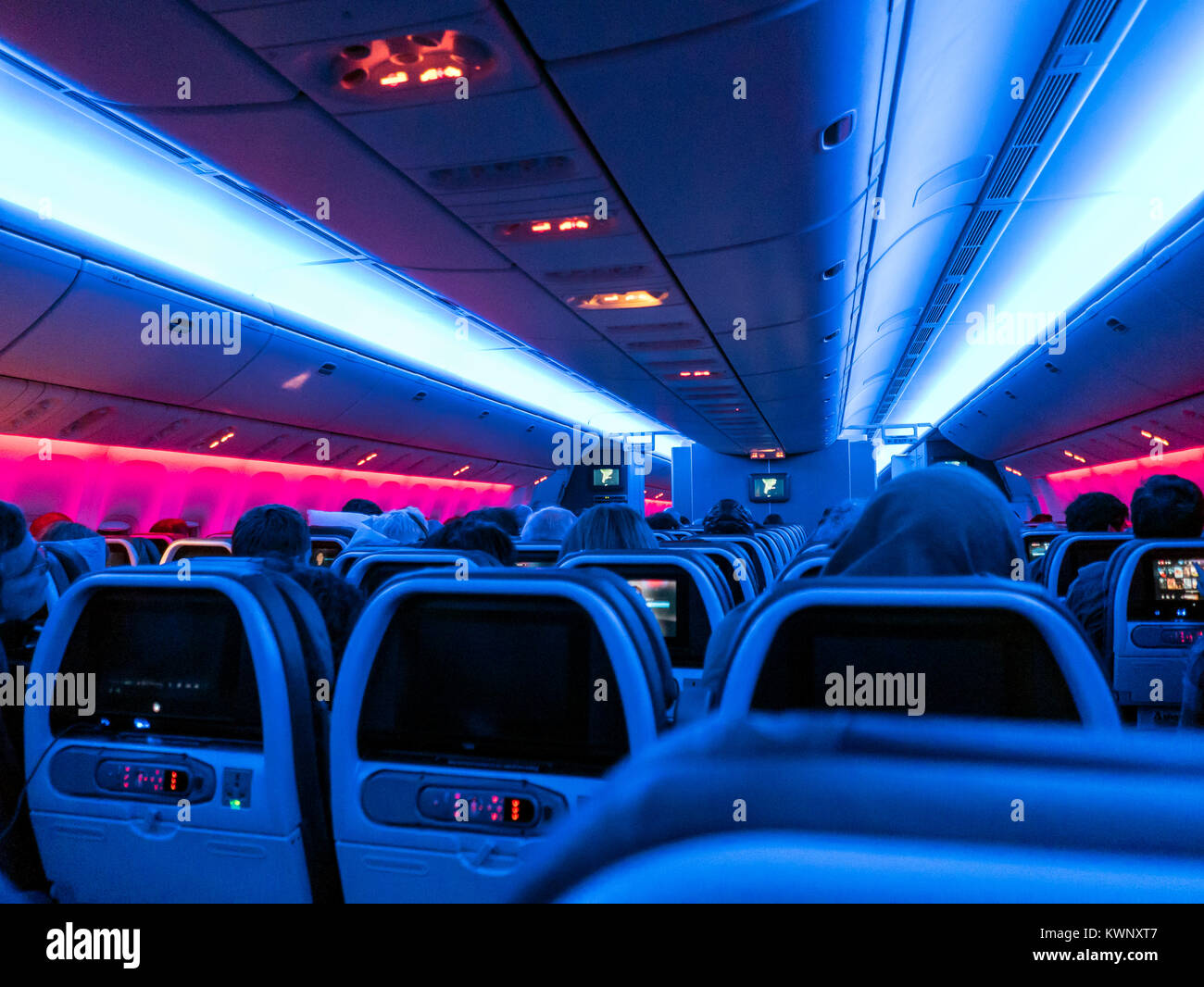 Vue de nuit de l'intérieur de l'avion commercial Banque D'Images