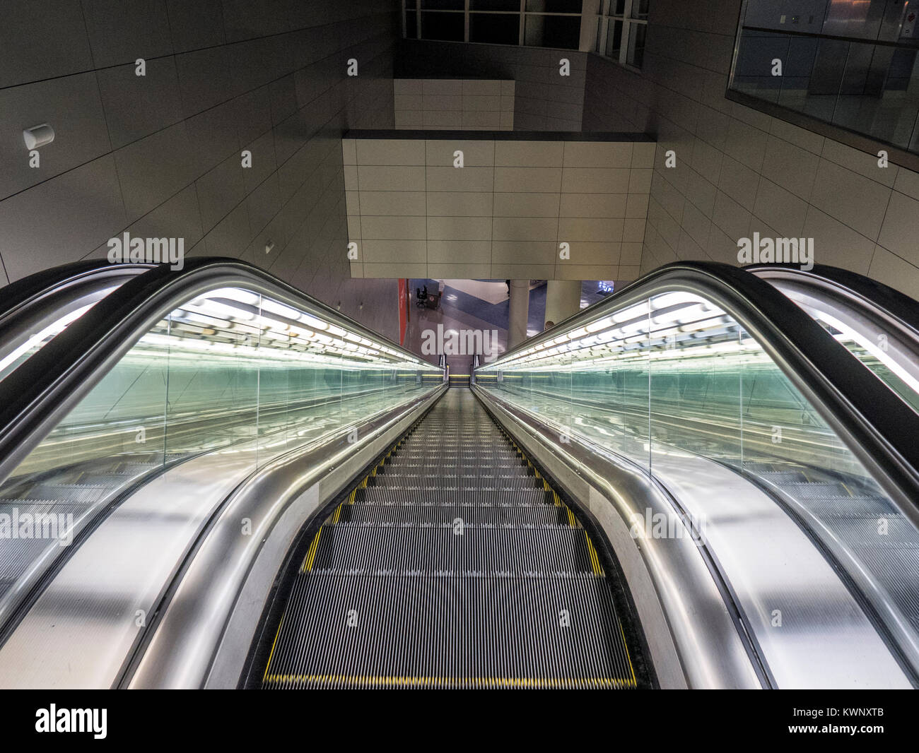 Voir l'escalator vers le bas ; Dallas/Fort Worth International Airport ; Dallas ; Texas ; USA Banque D'Images