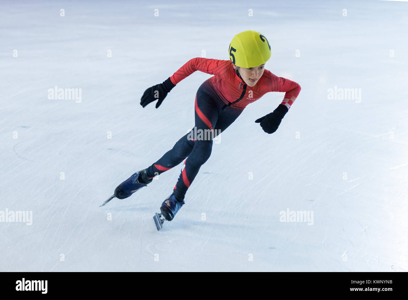 ZAGREB, CROATIE - Novembre 04, 2017 patinage de vitesse : Alpe Adria Cup Zagreb. Le patineur de vitesse de l'athlète pour enfants sur piste courte Banque D'Images